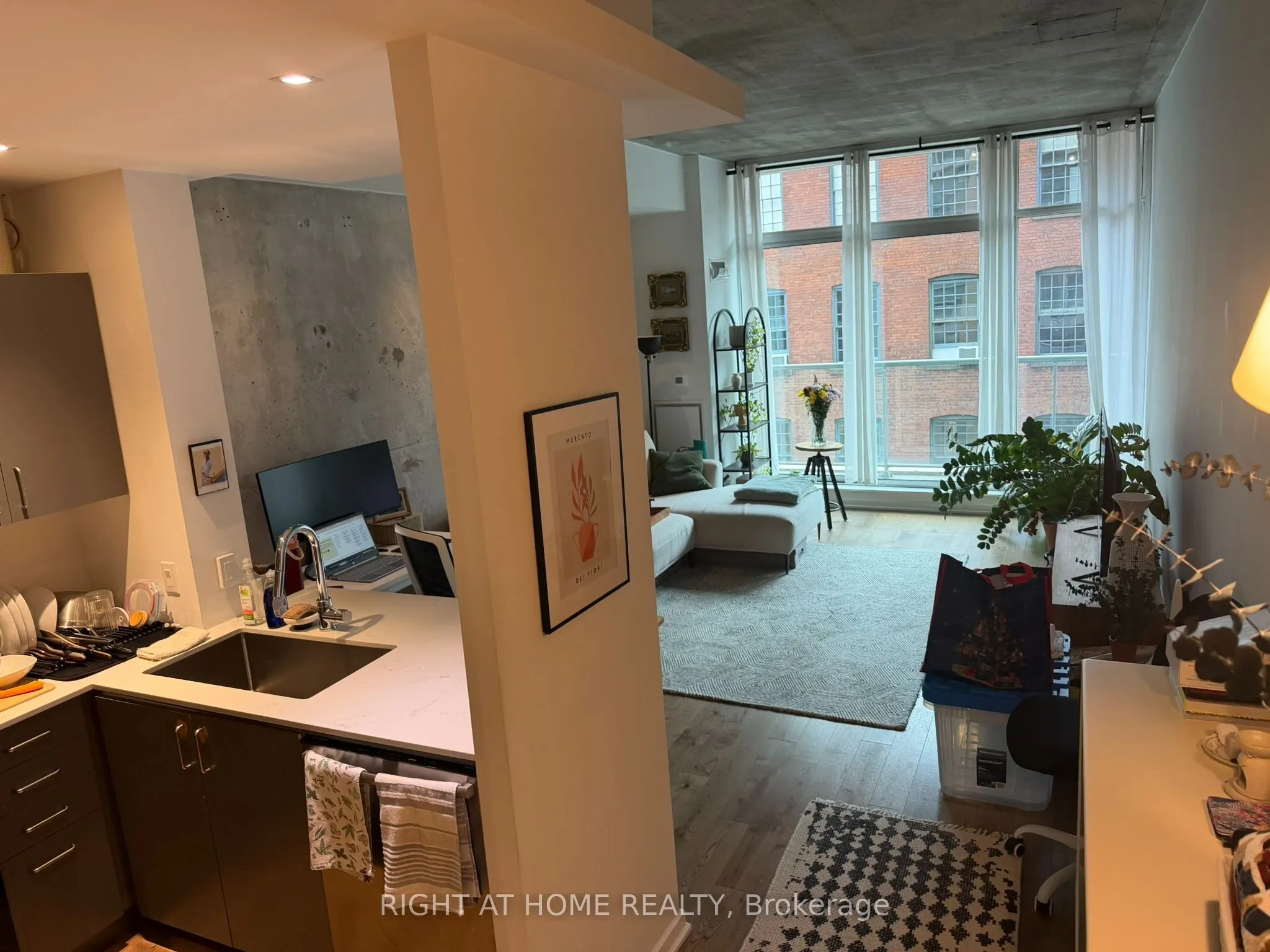388 Richmond Street W #402