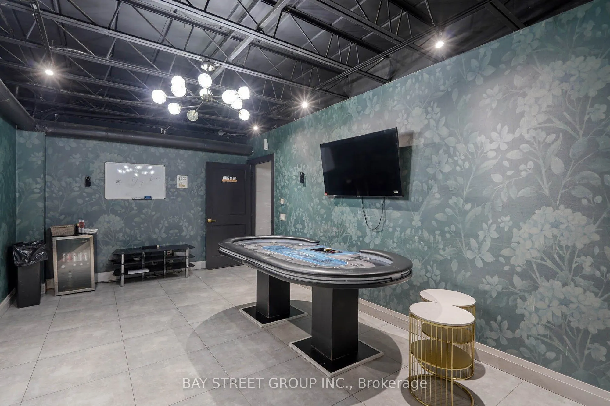 405 Dundas Street W #First Floor