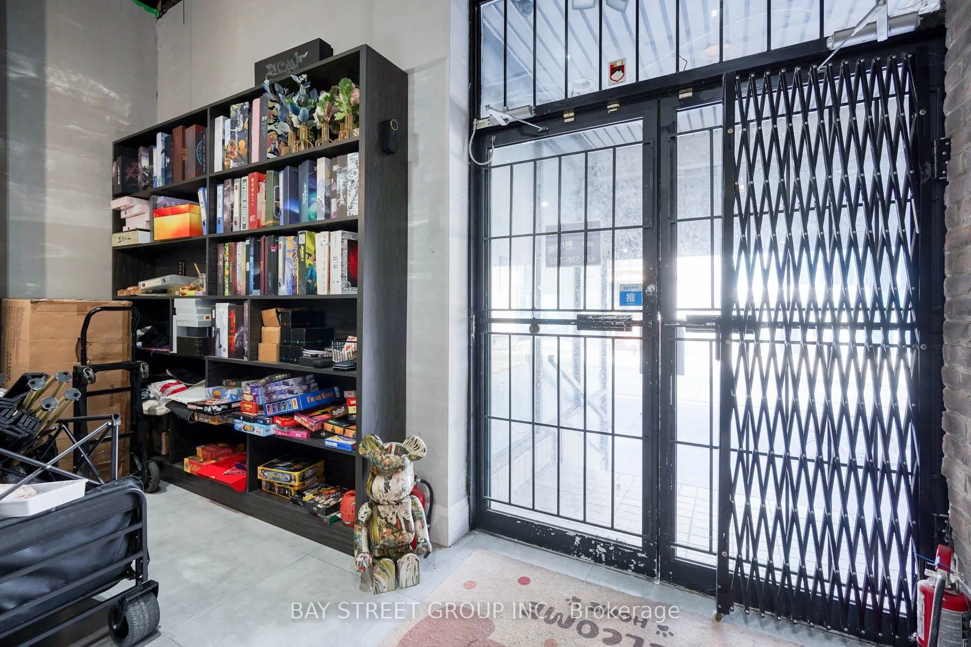 405 Dundas Street W #First Floor