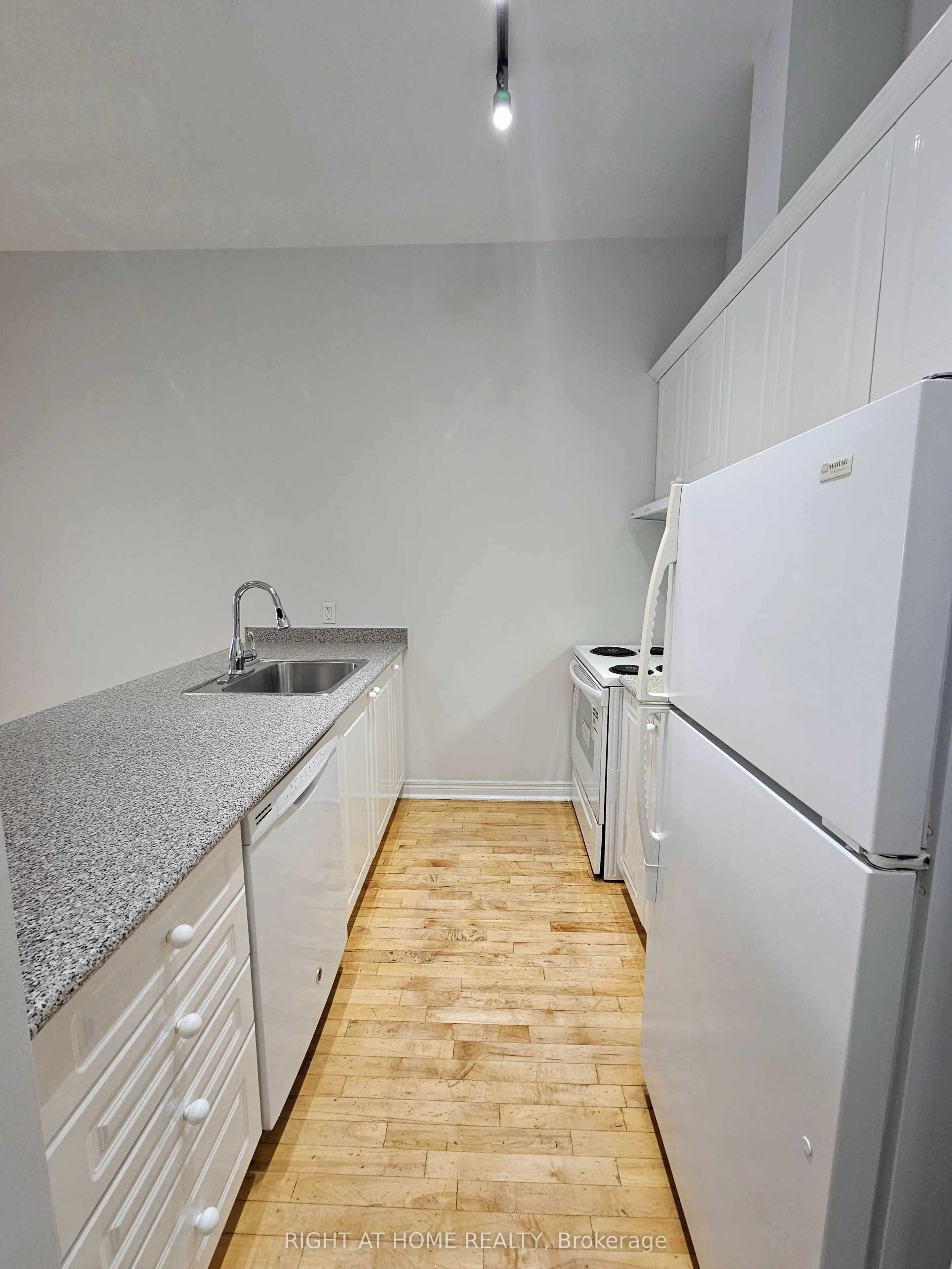 524 Yonge Street #207