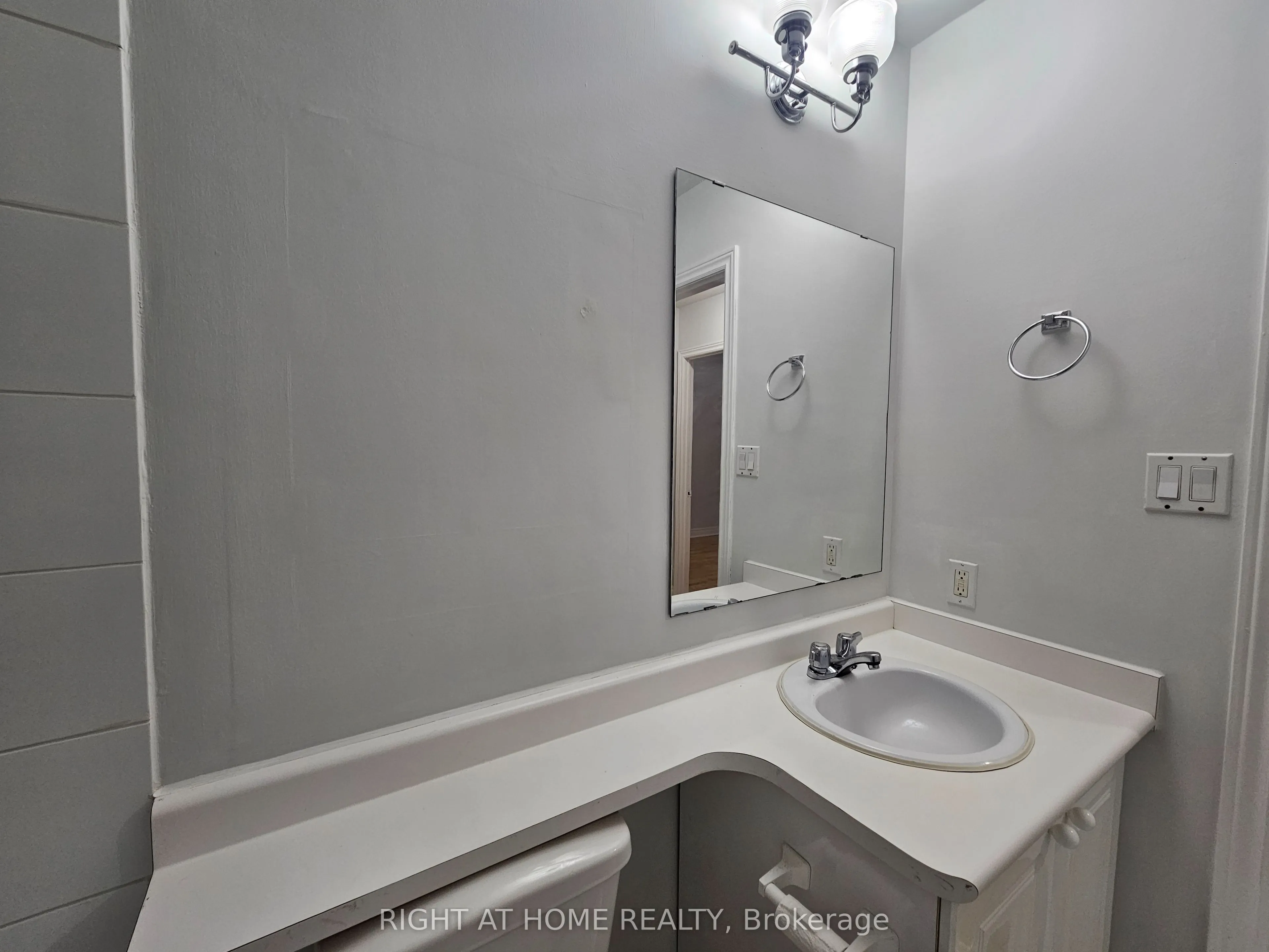 524 Yonge Street #207