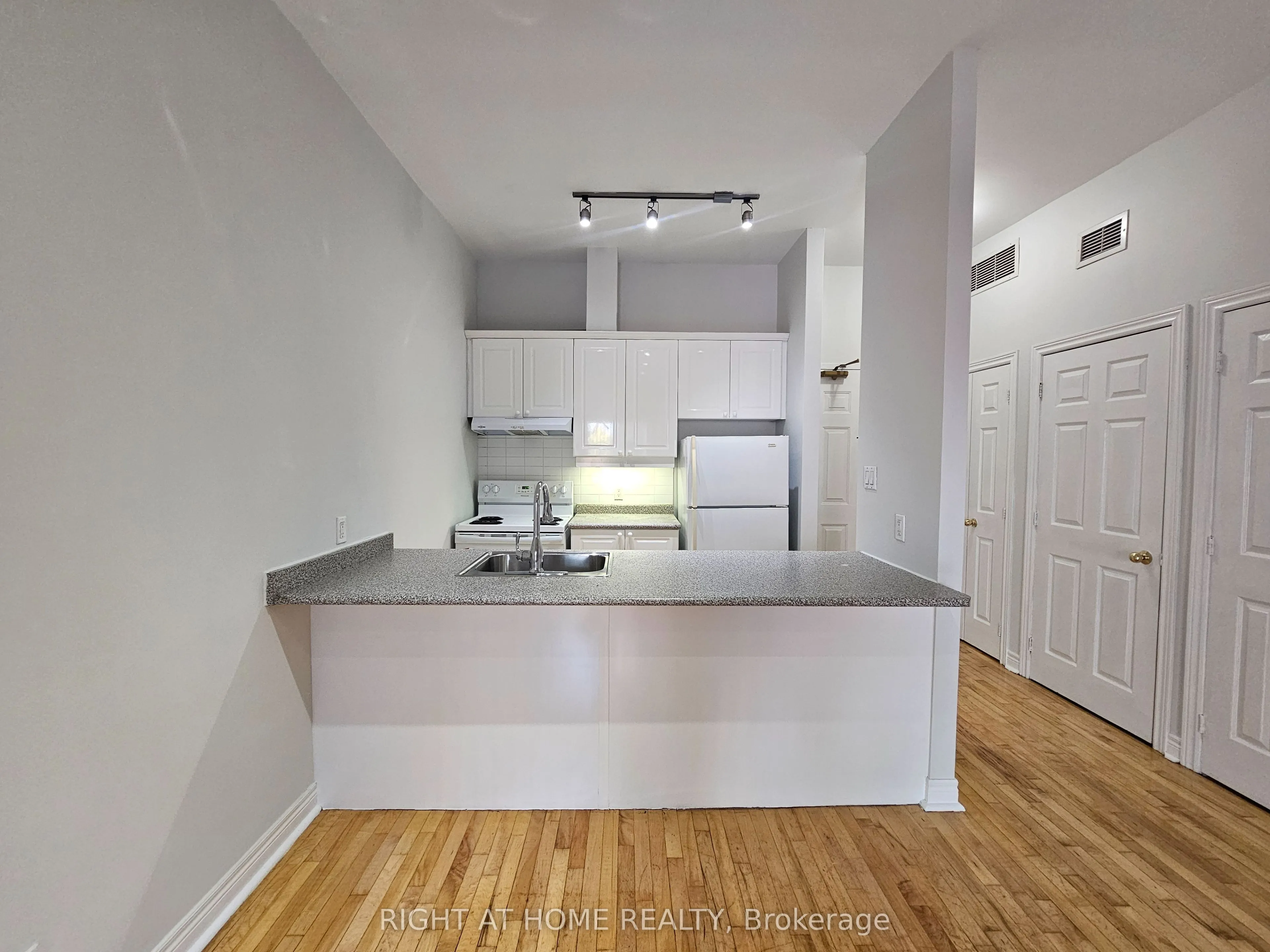 524 Yonge Street #207