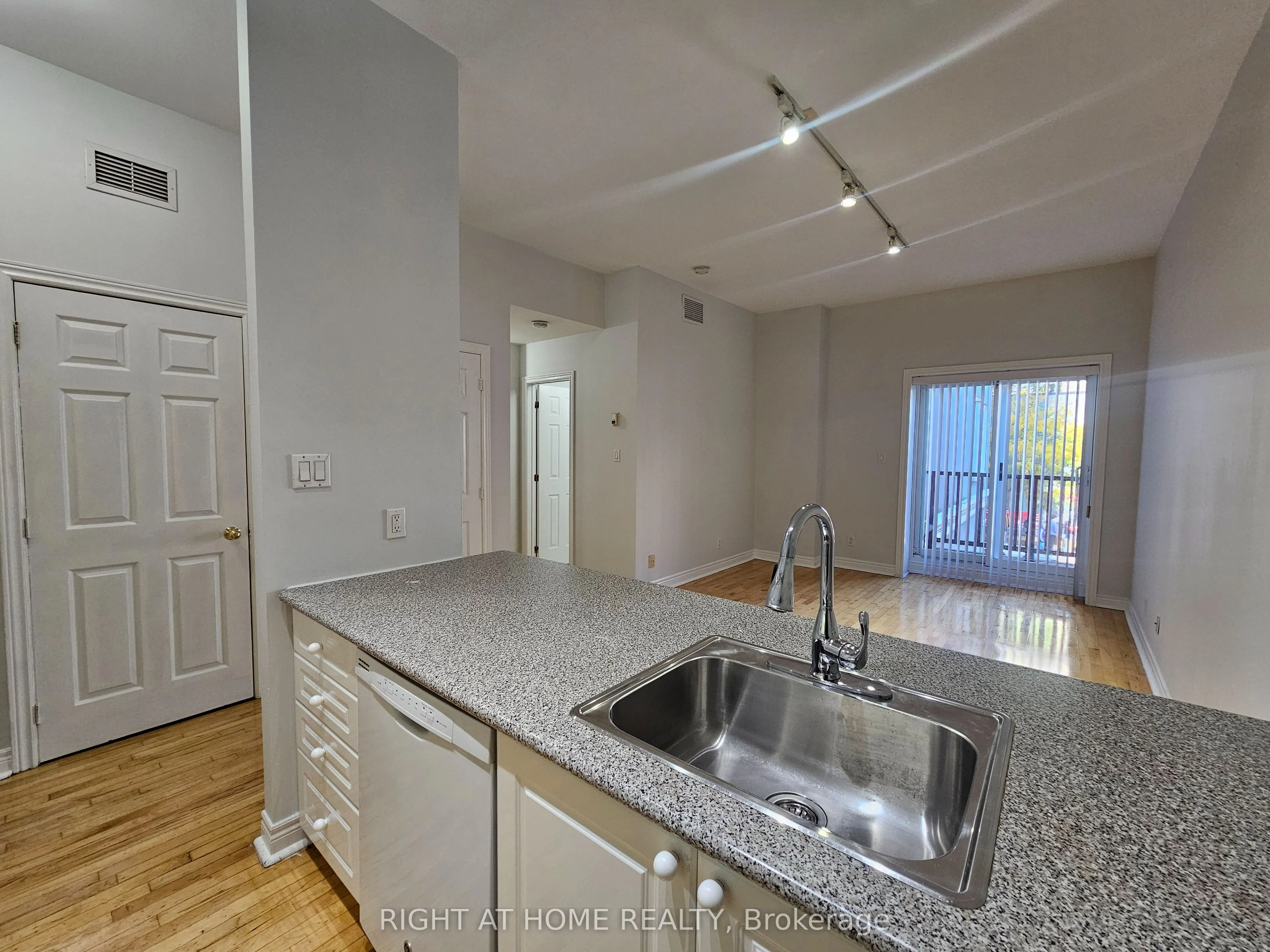 524 Yonge Street #207