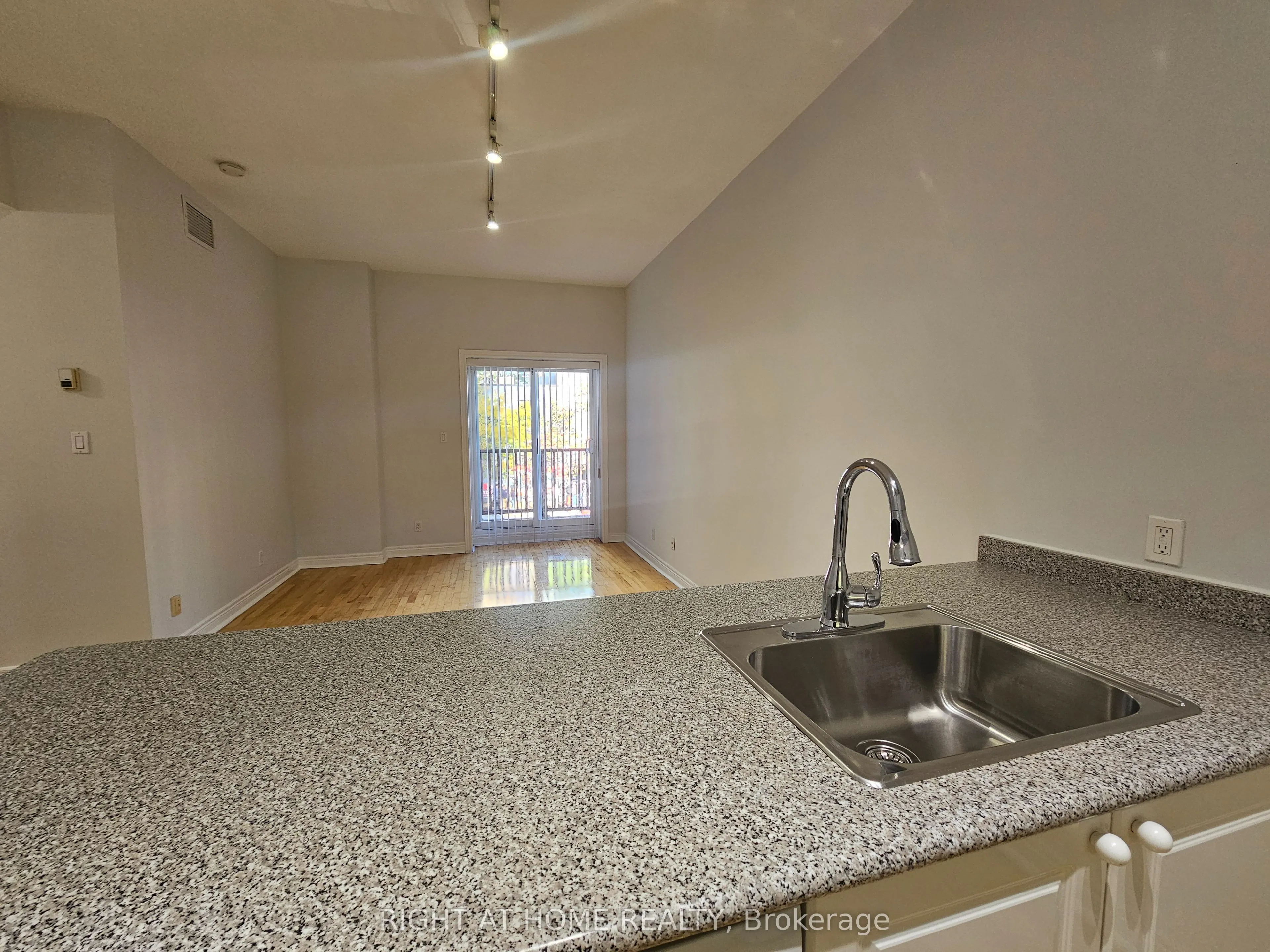 524 Yonge Street #207