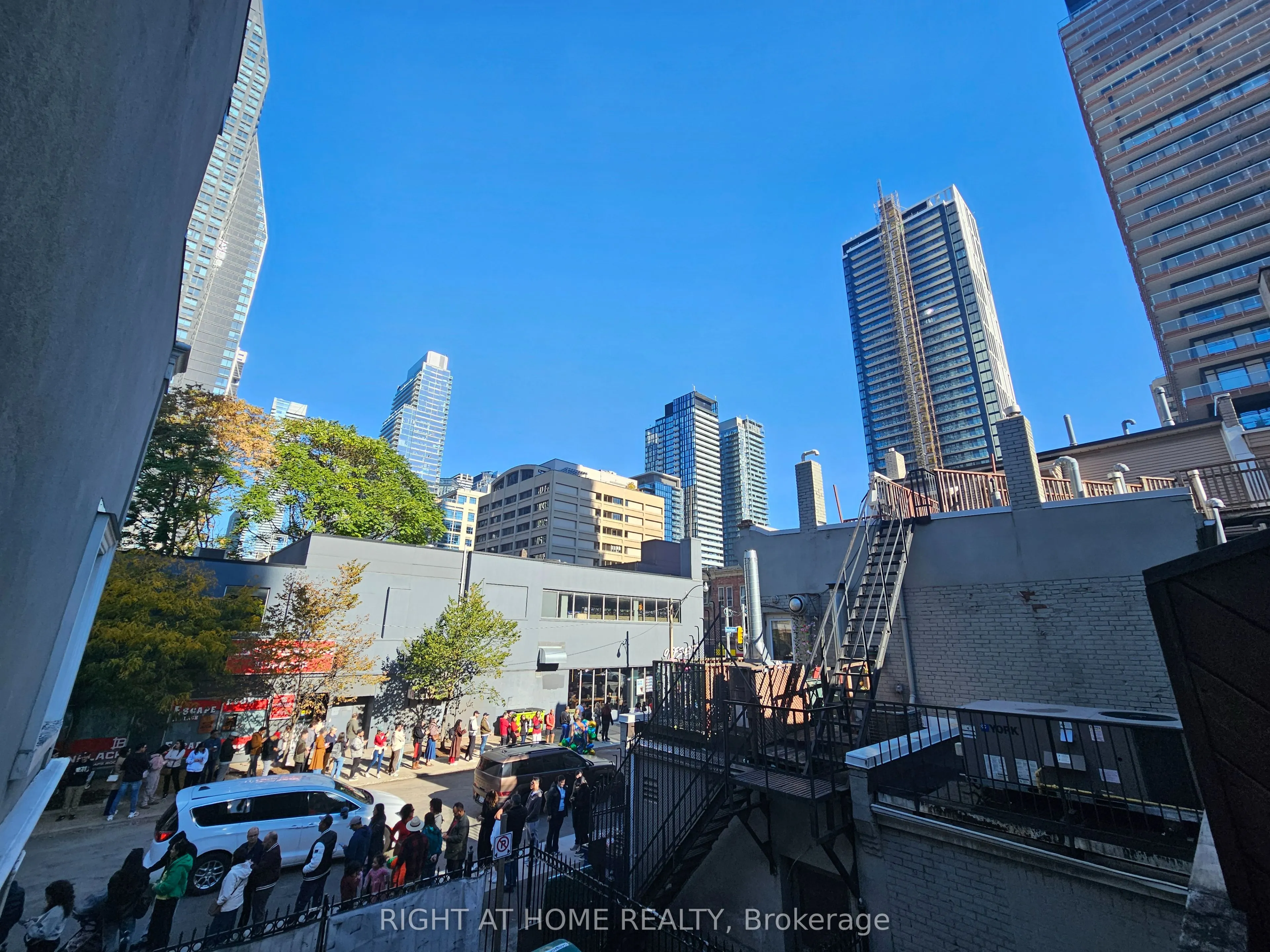 524 Yonge Street #207