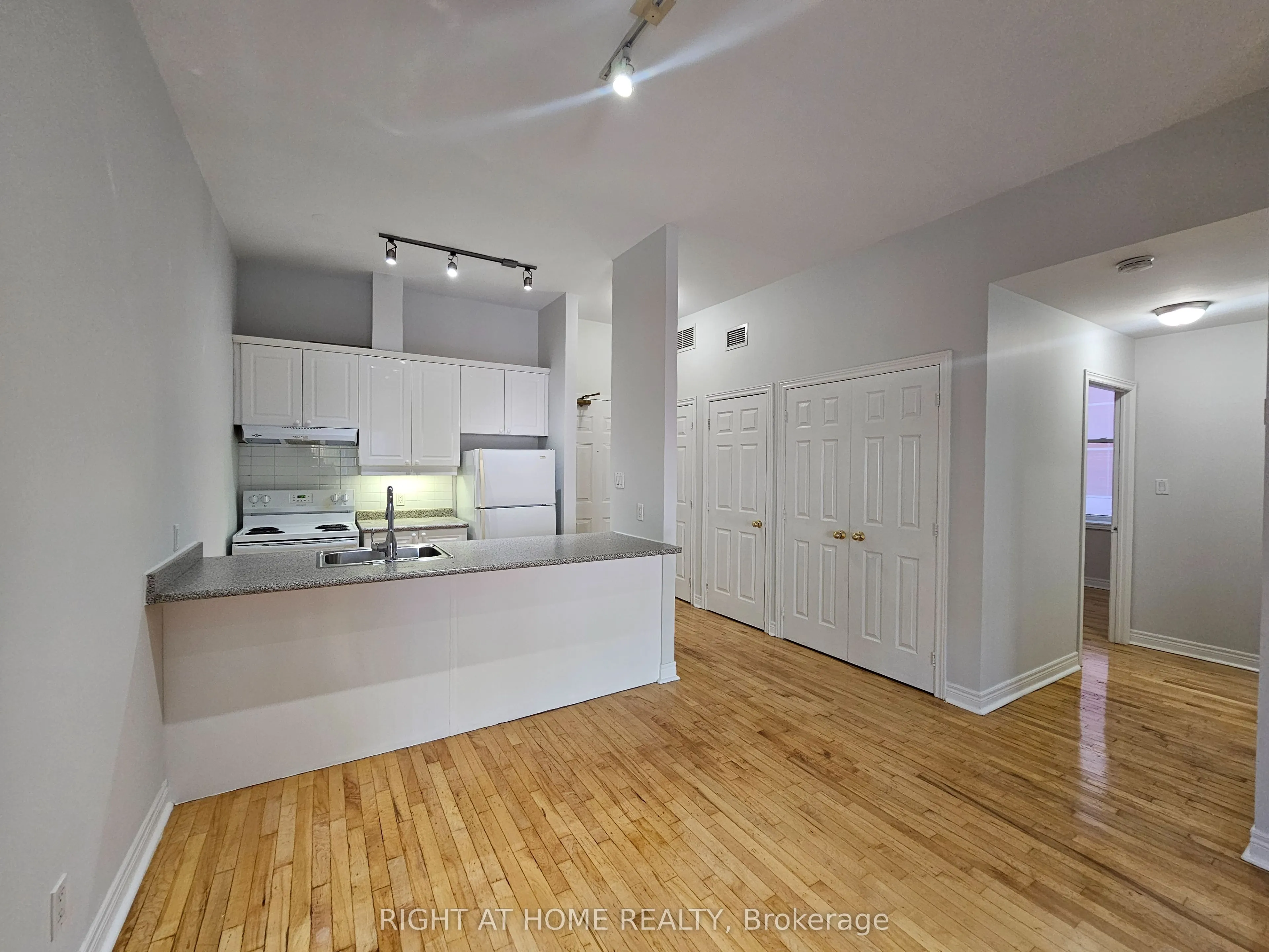 524 Yonge Street #207