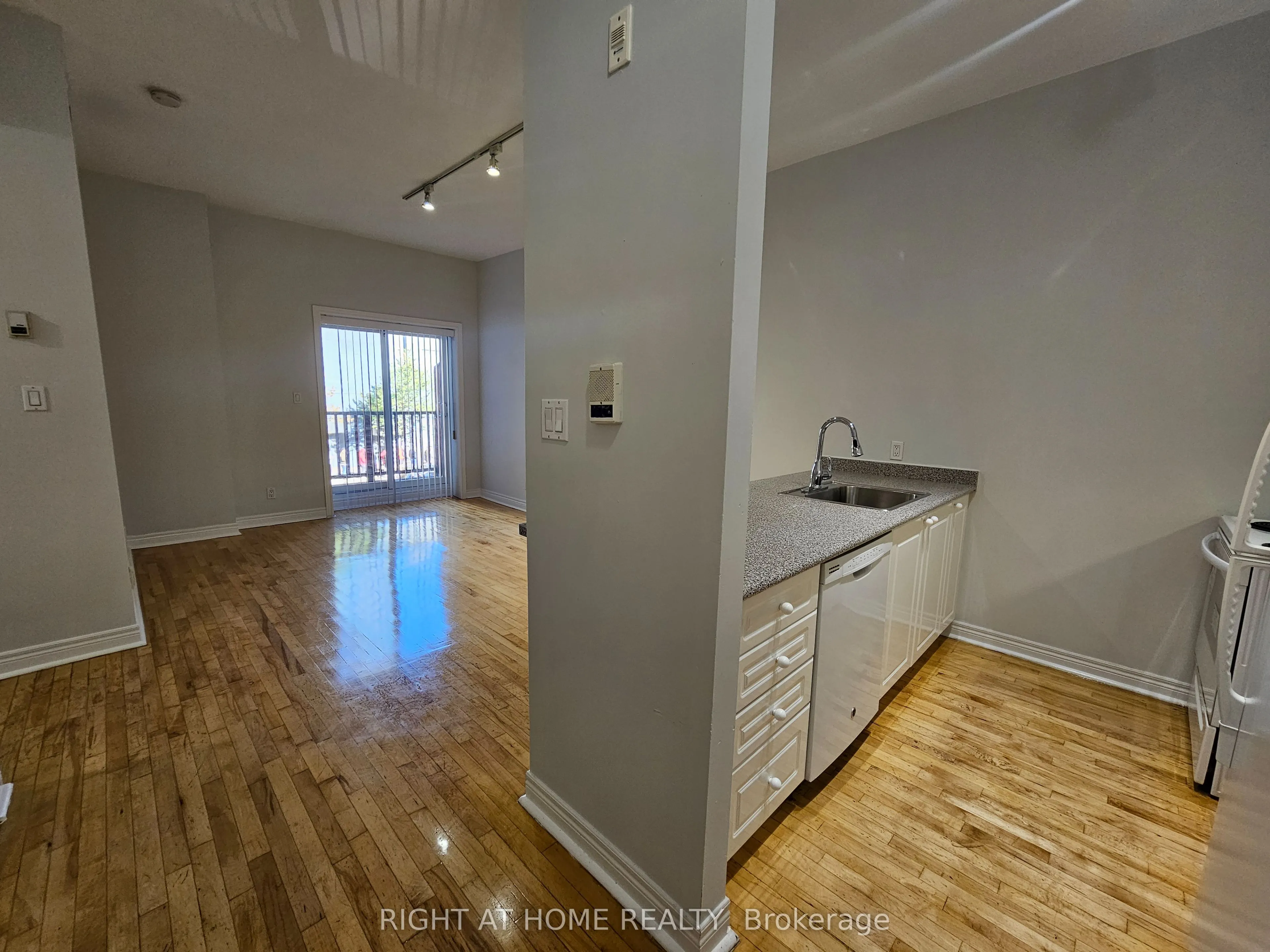 524 Yonge Street #207