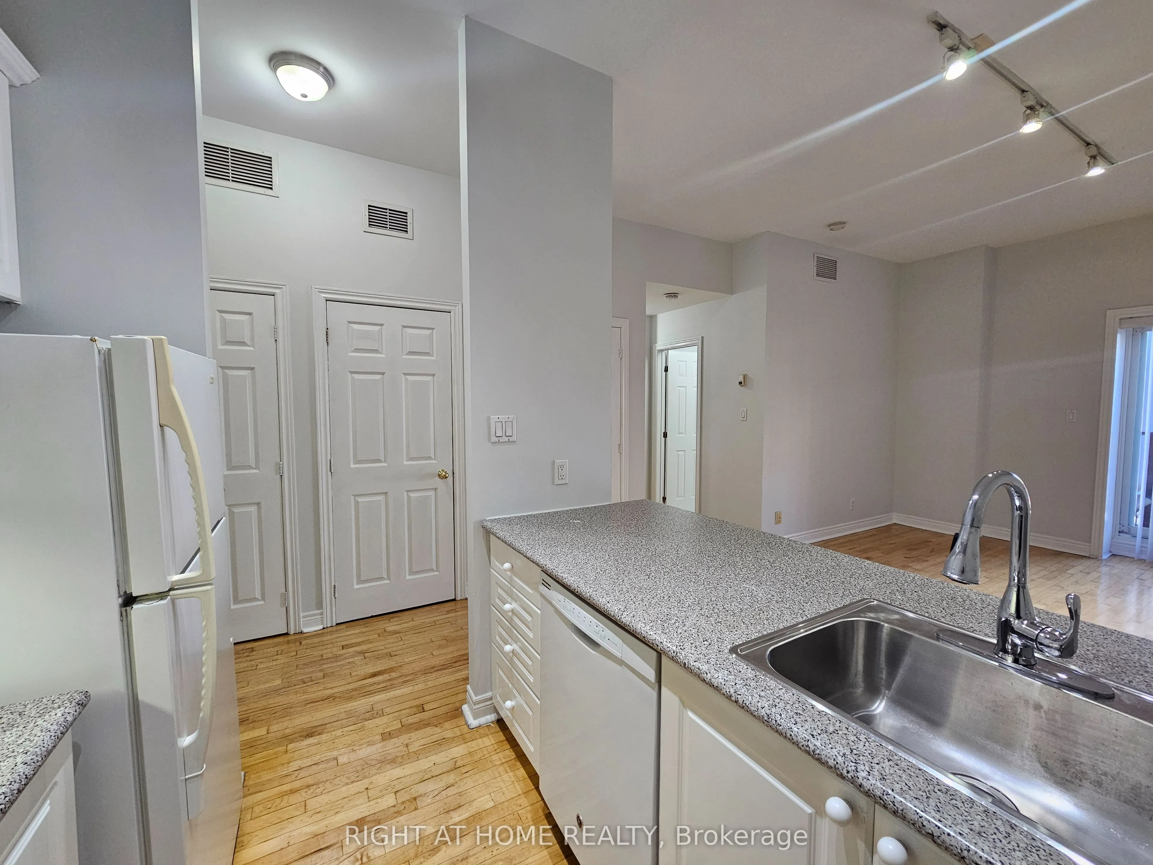 524 Yonge Street #207