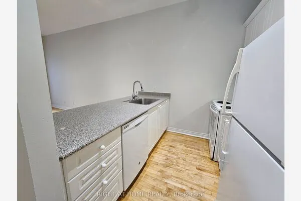 524 Yonge Street #207