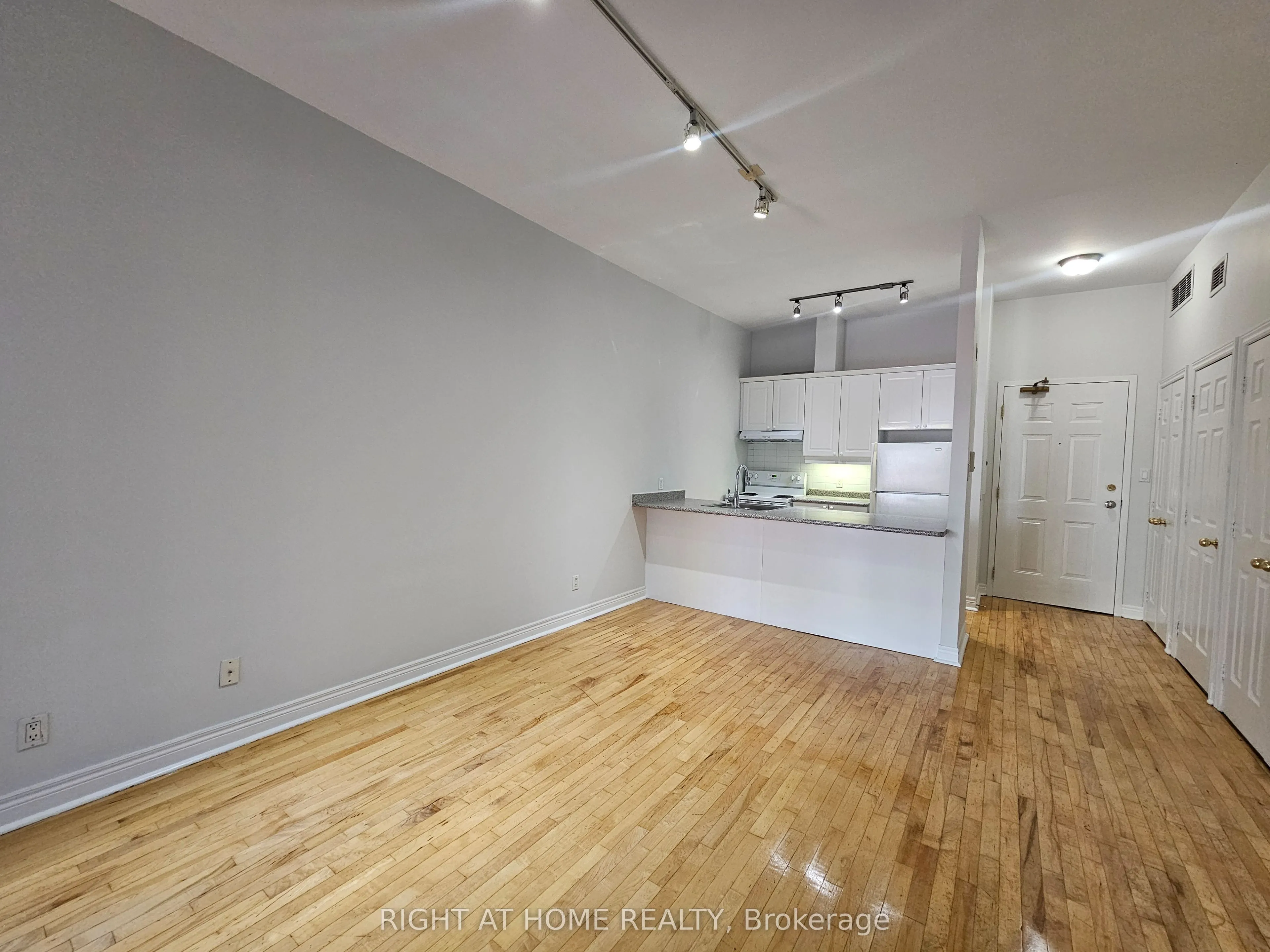 524 Yonge Street #207