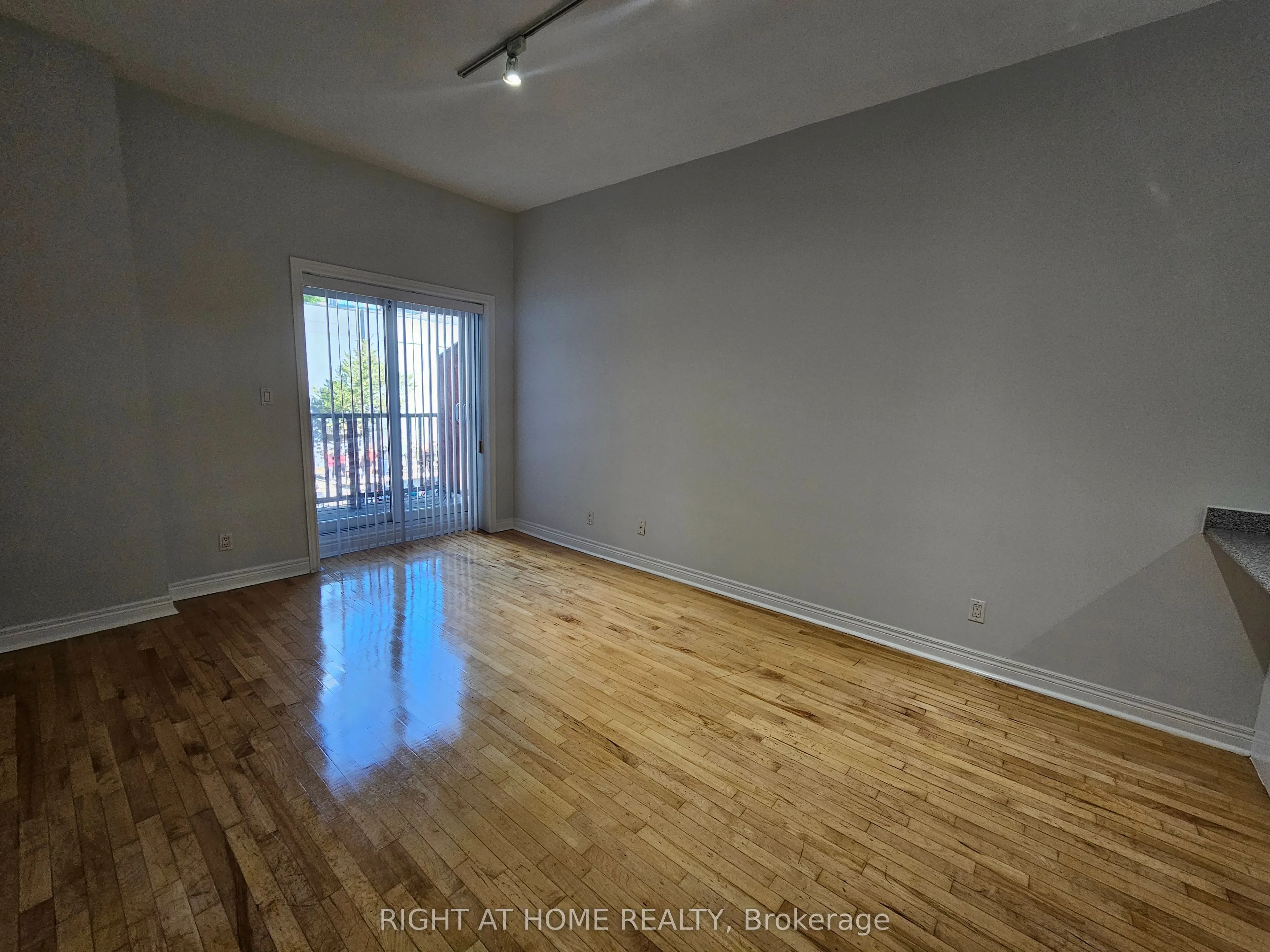 524 Yonge Street #207