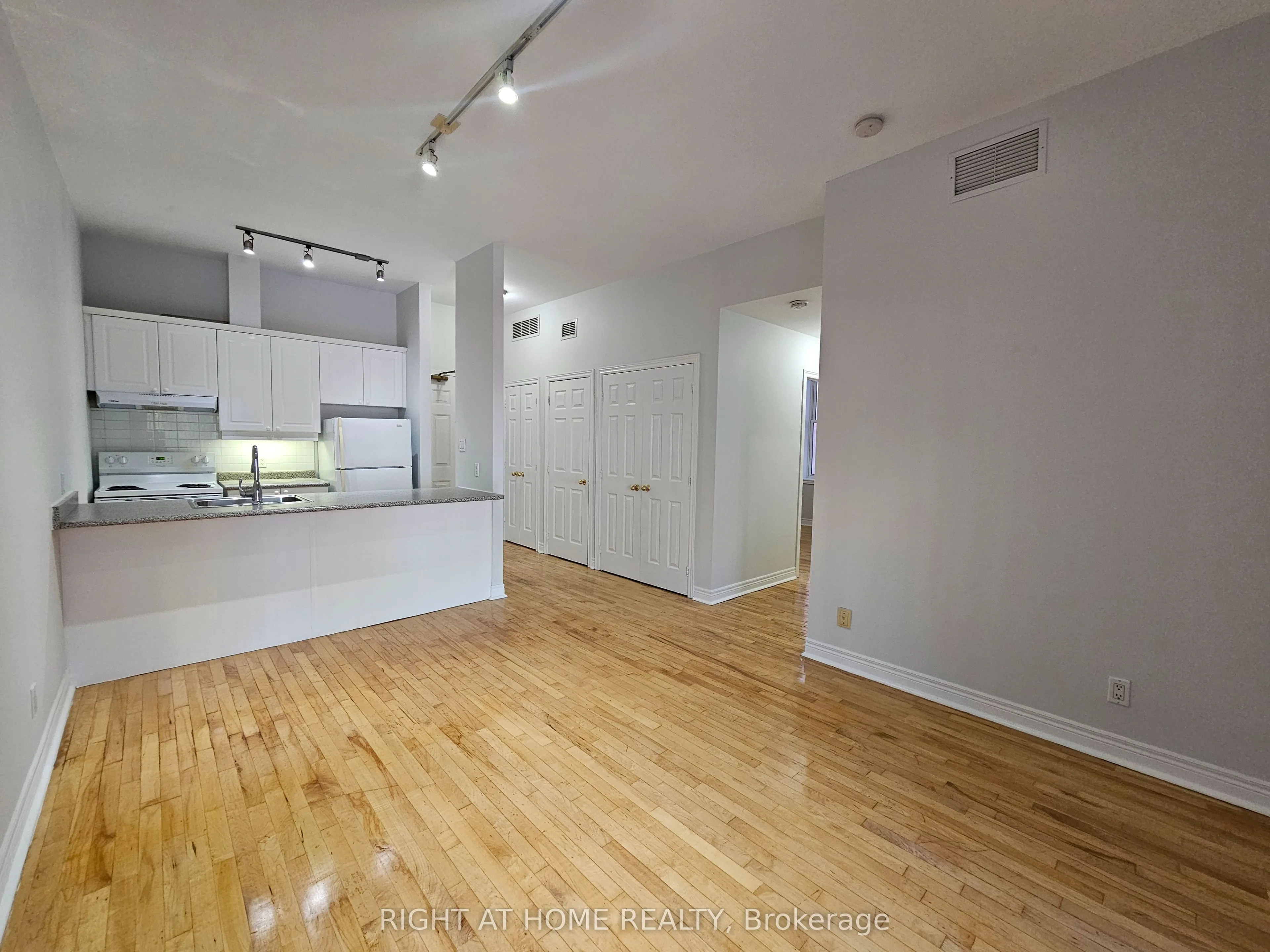 524 Yonge Street #207