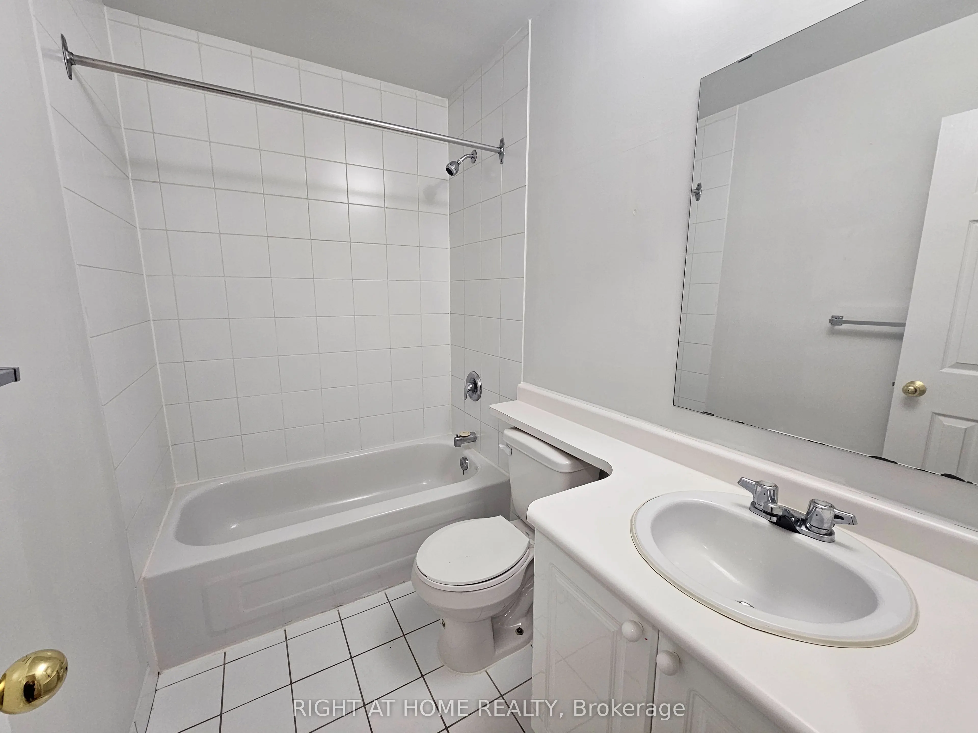524 Yonge Street #207