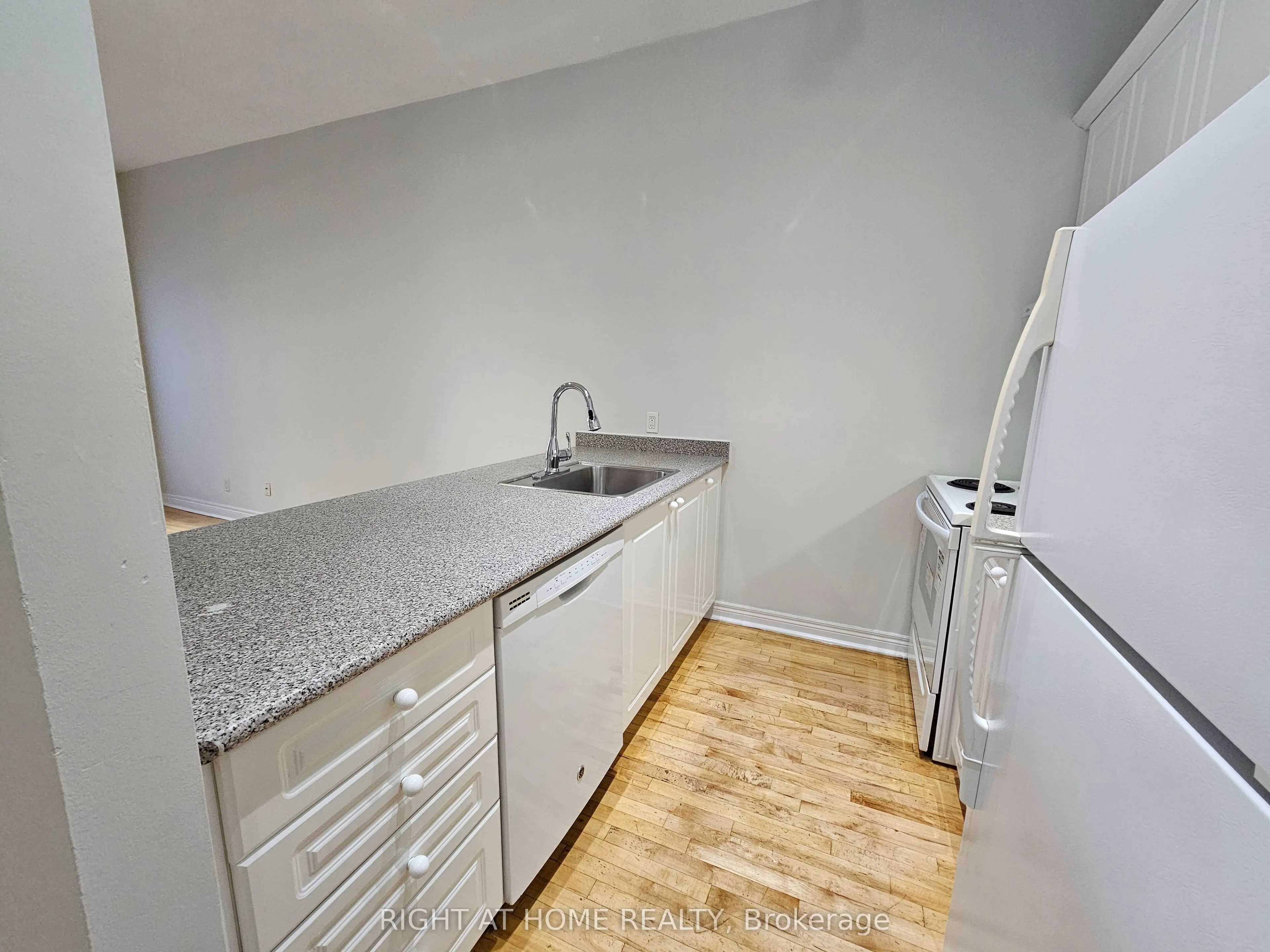 524 Yonge Street #207