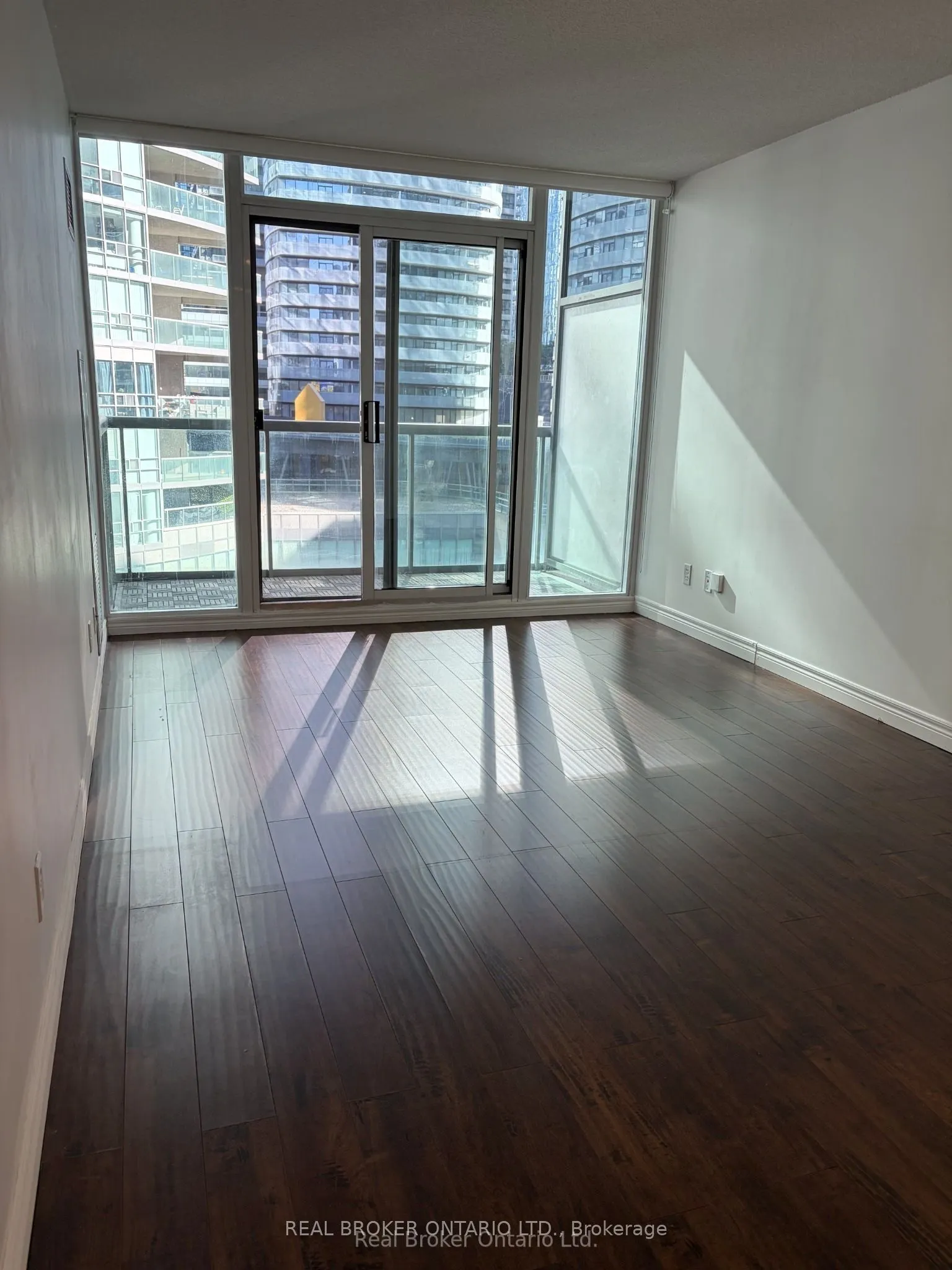 51 Lower Simcoe Street #605