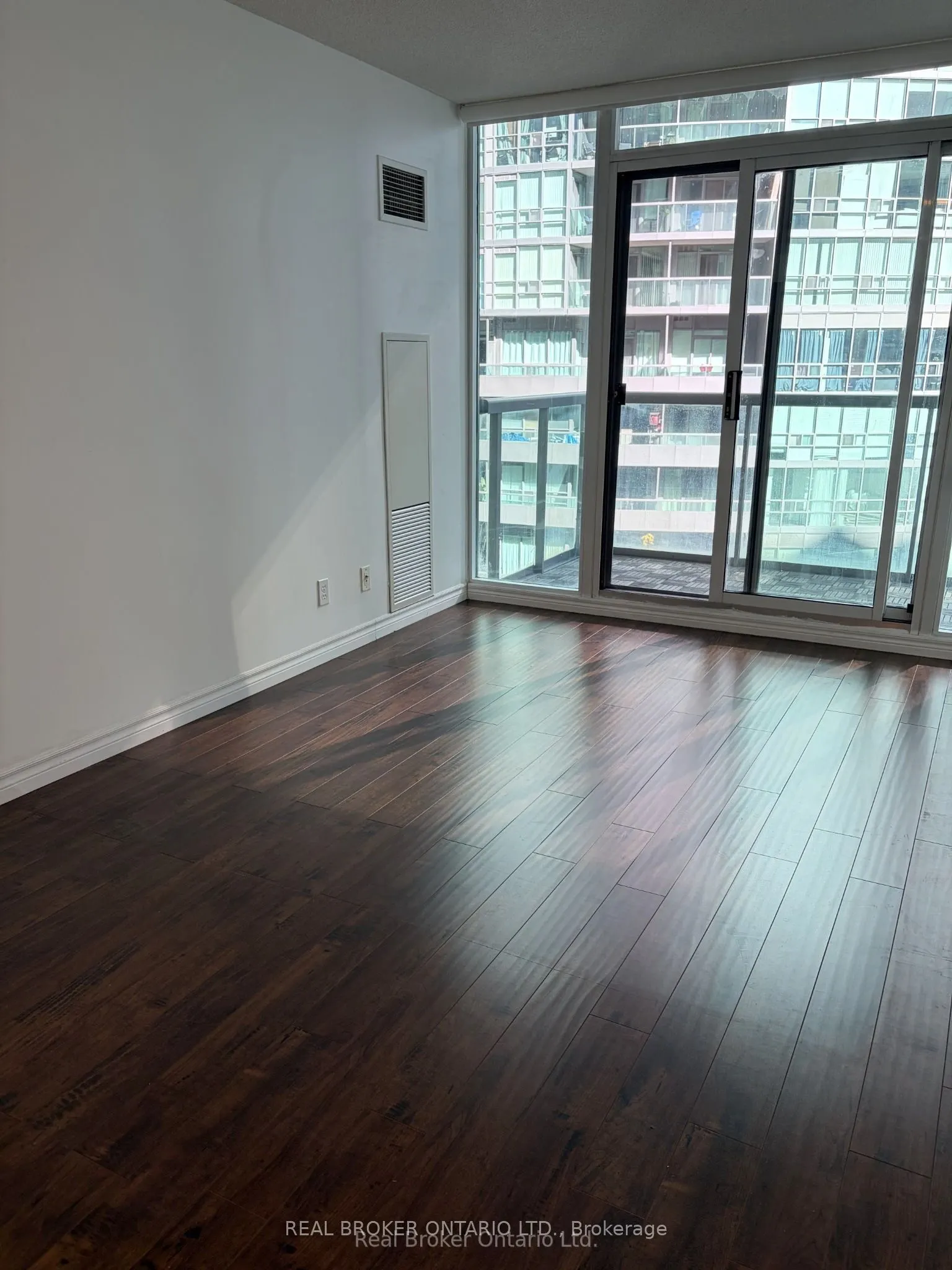51 Lower Simcoe Street #605