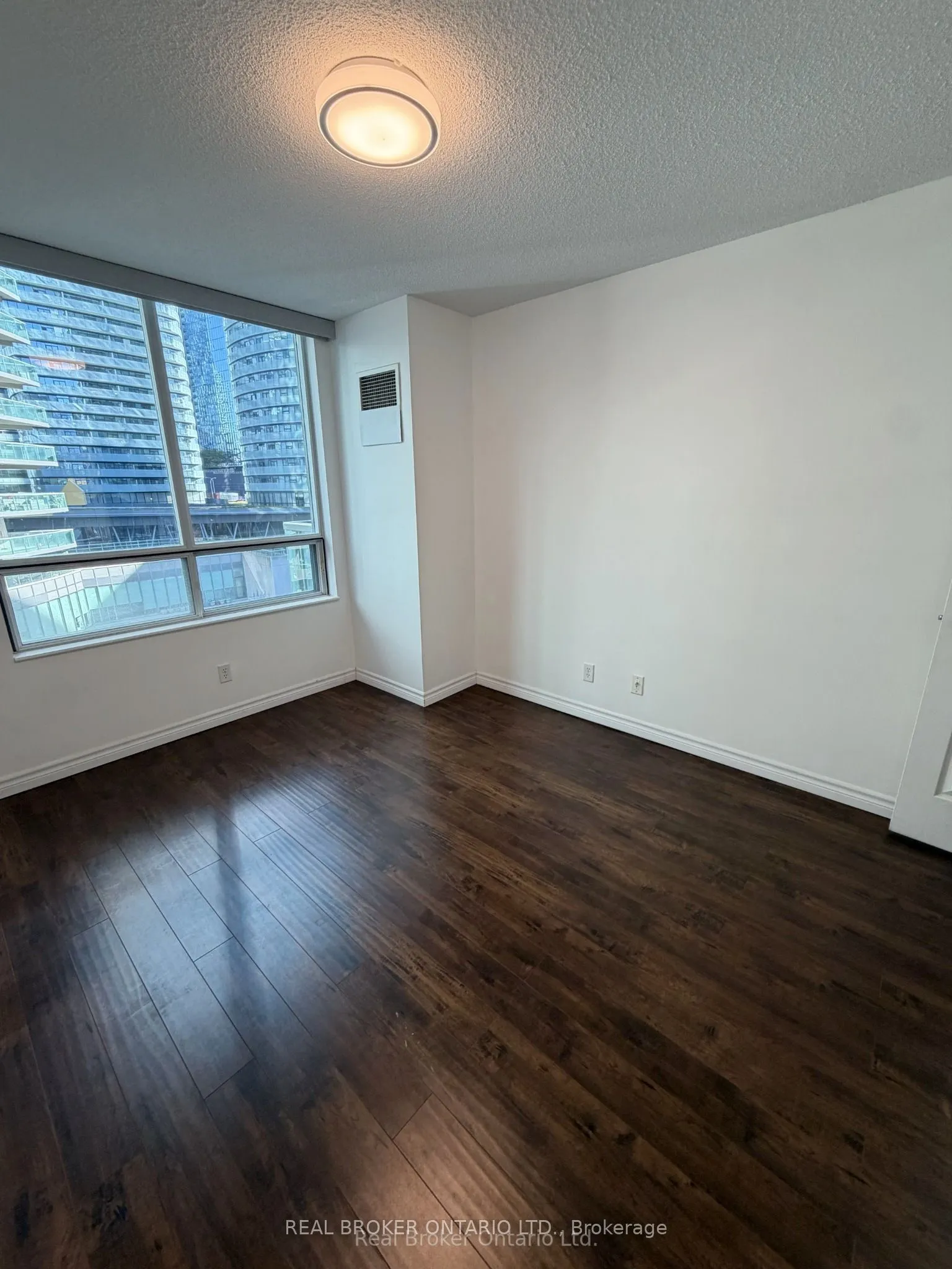 51 Lower Simcoe Street #605