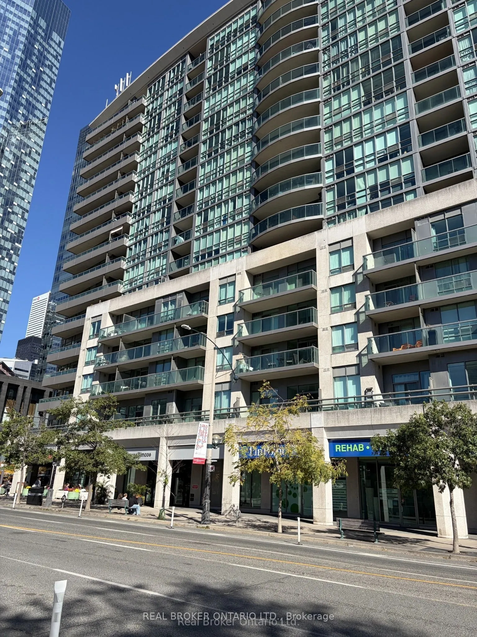 51 Lower Simcoe Street #605