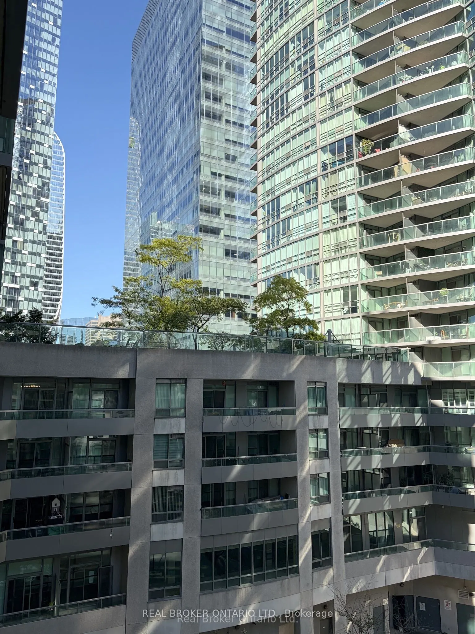 51 Lower Simcoe Street #605