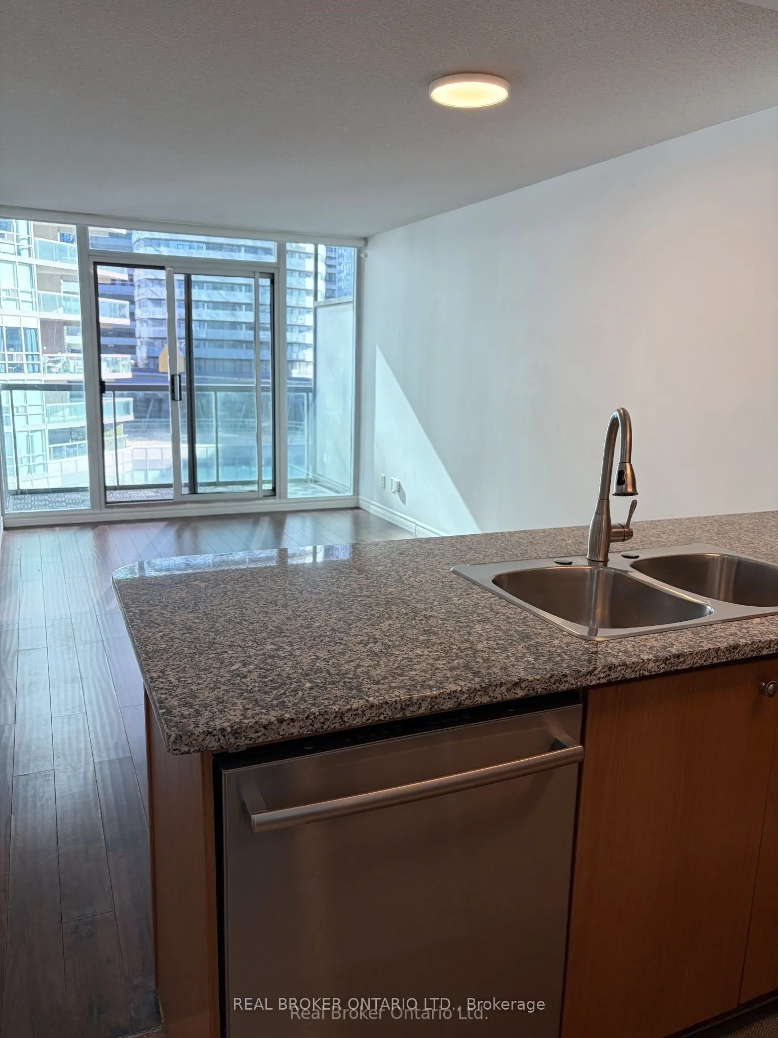 51 Lower Simcoe Street #605