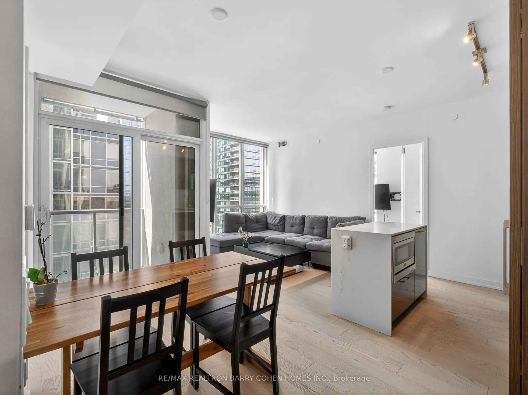 1 Yorkville Avenue #905