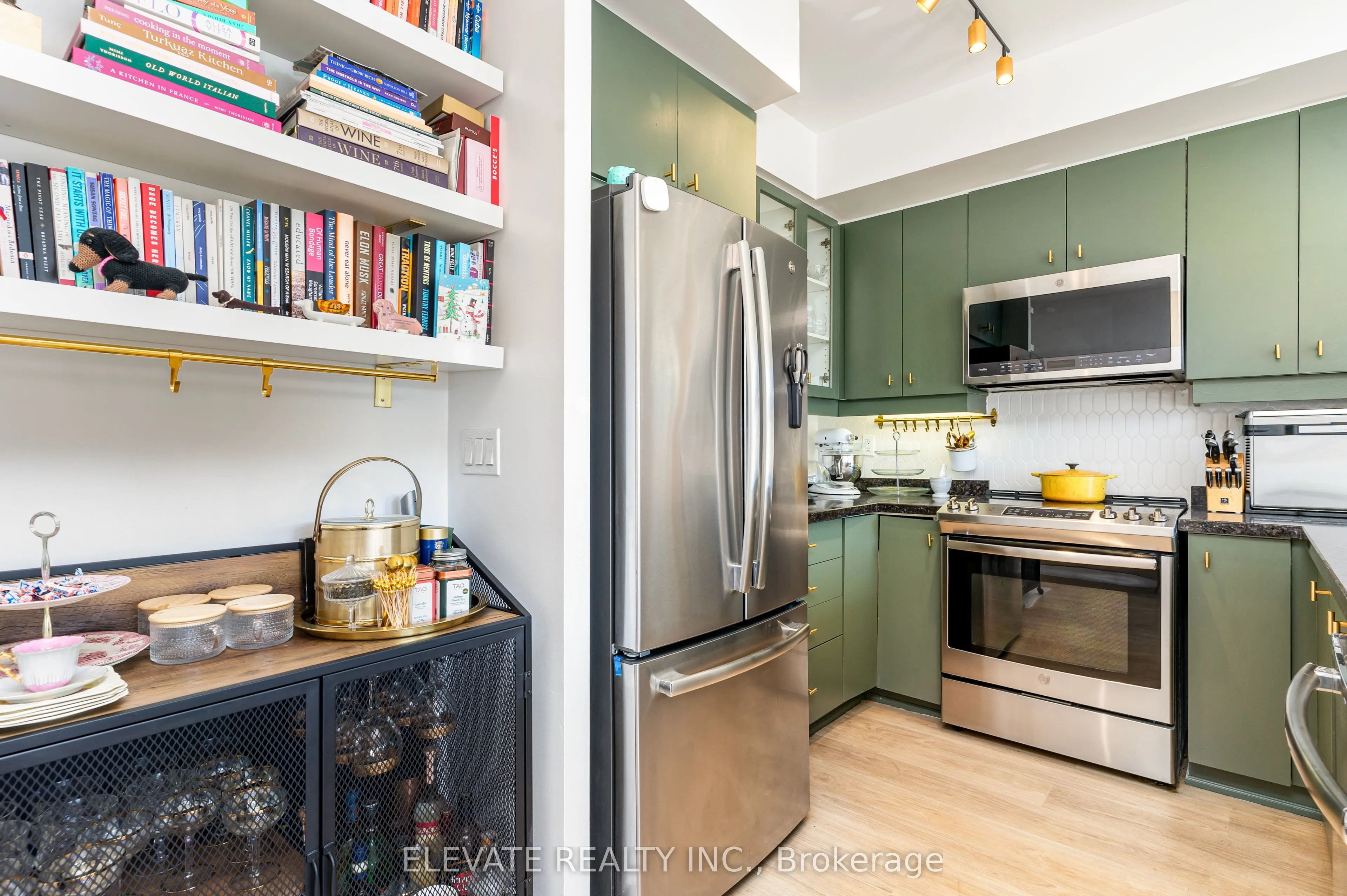 168 King Street E #802