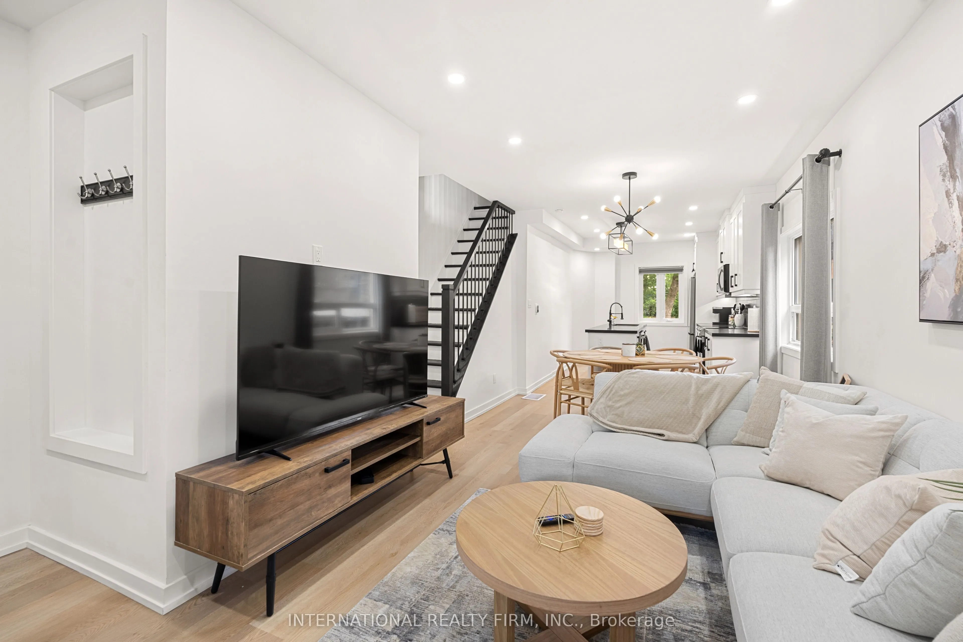 171 Duplex Avenue