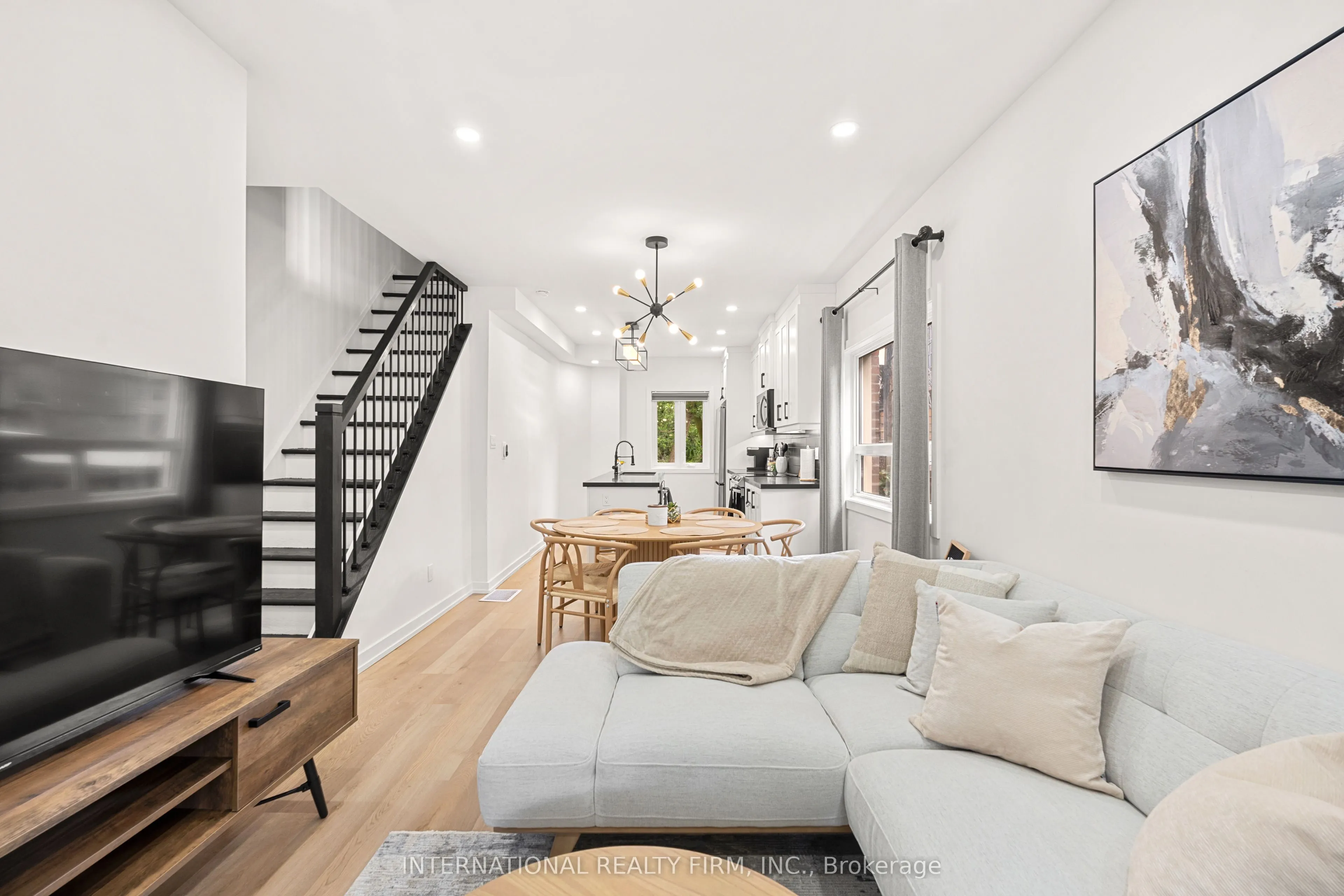 171 Duplex Avenue