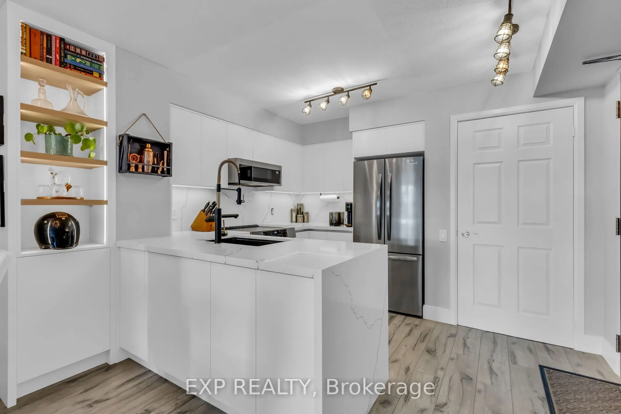 2181 Yonge Street #806