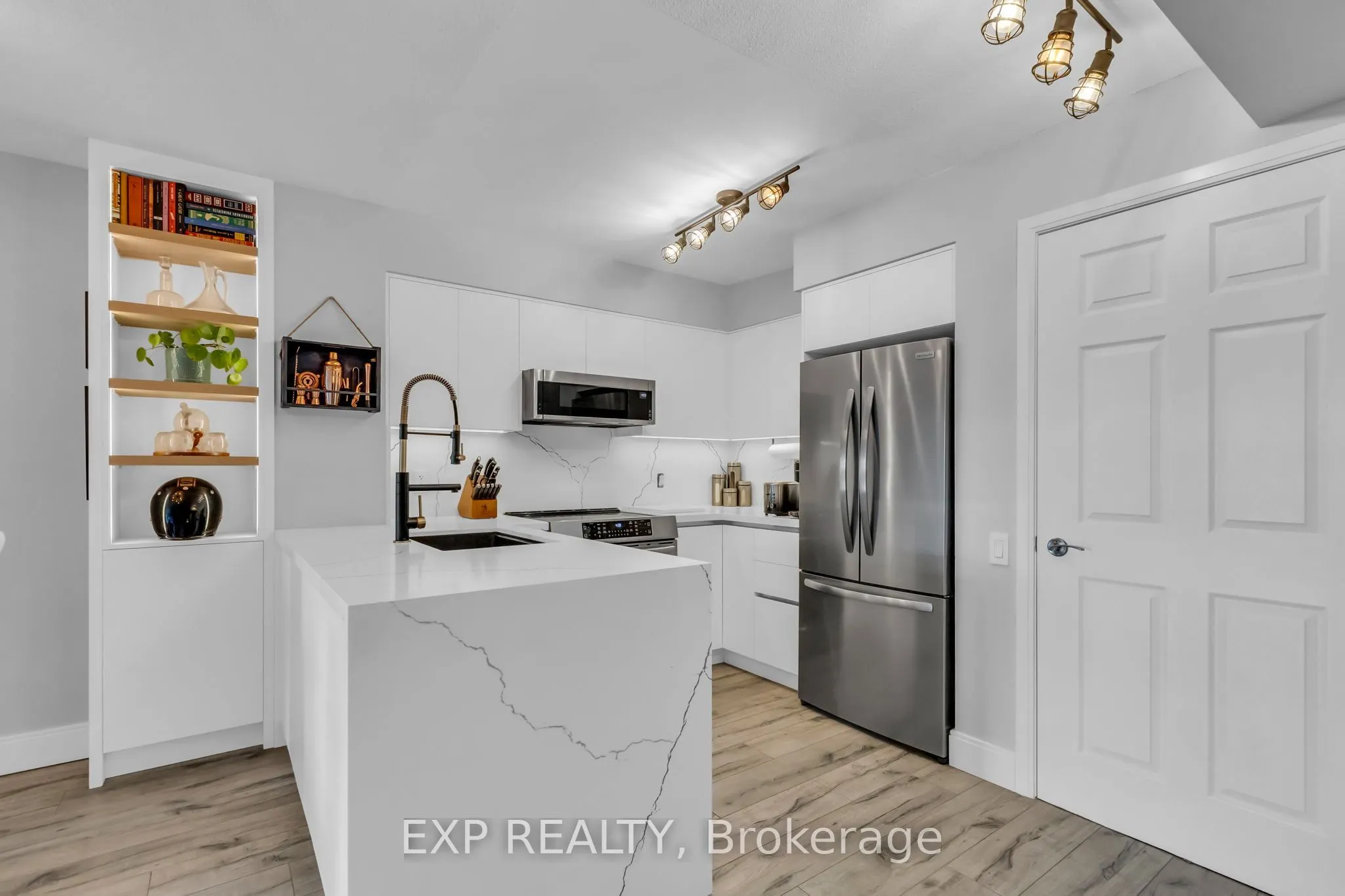2181 Yonge Street #806