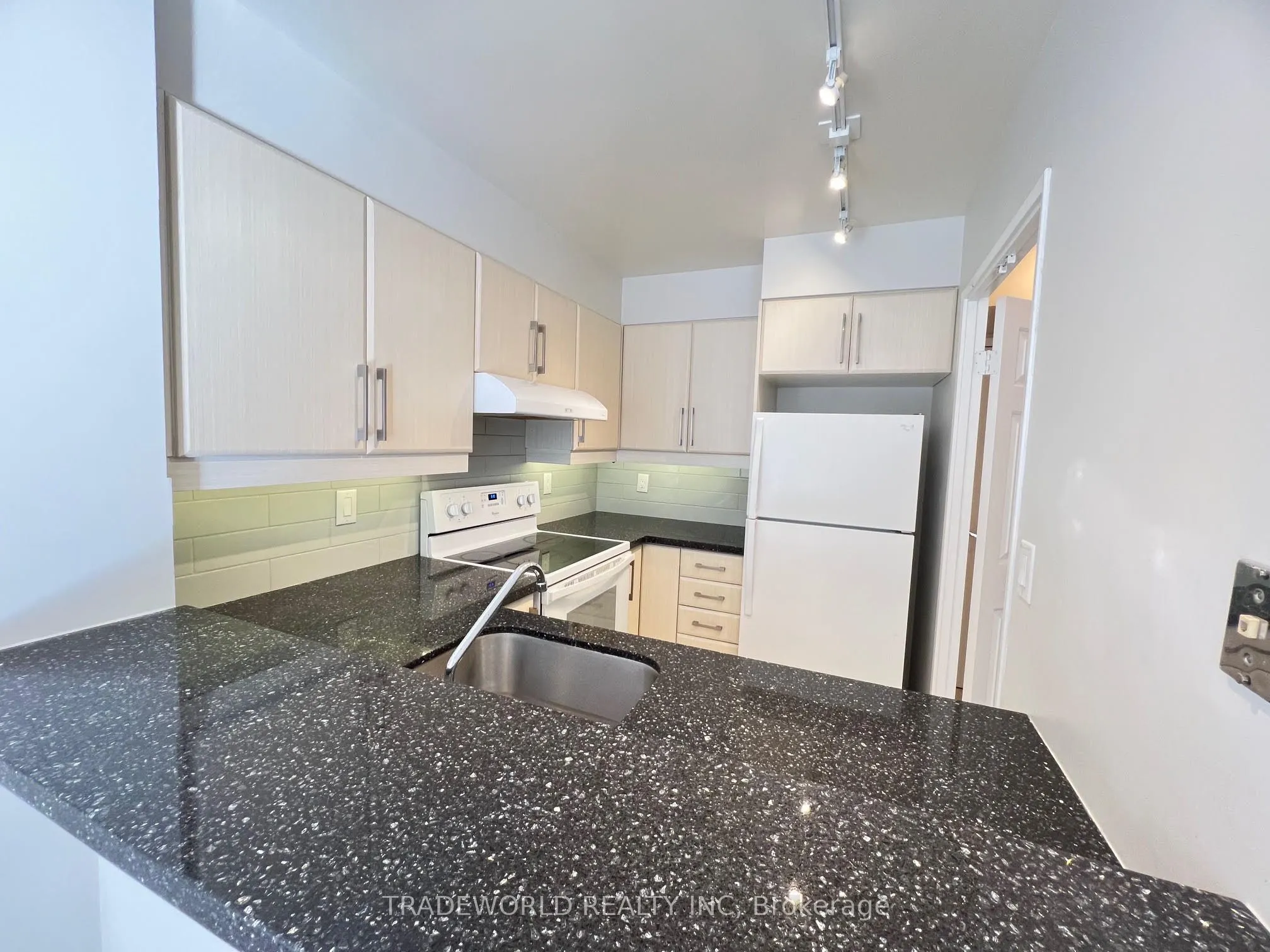 7 Carlton Street #808