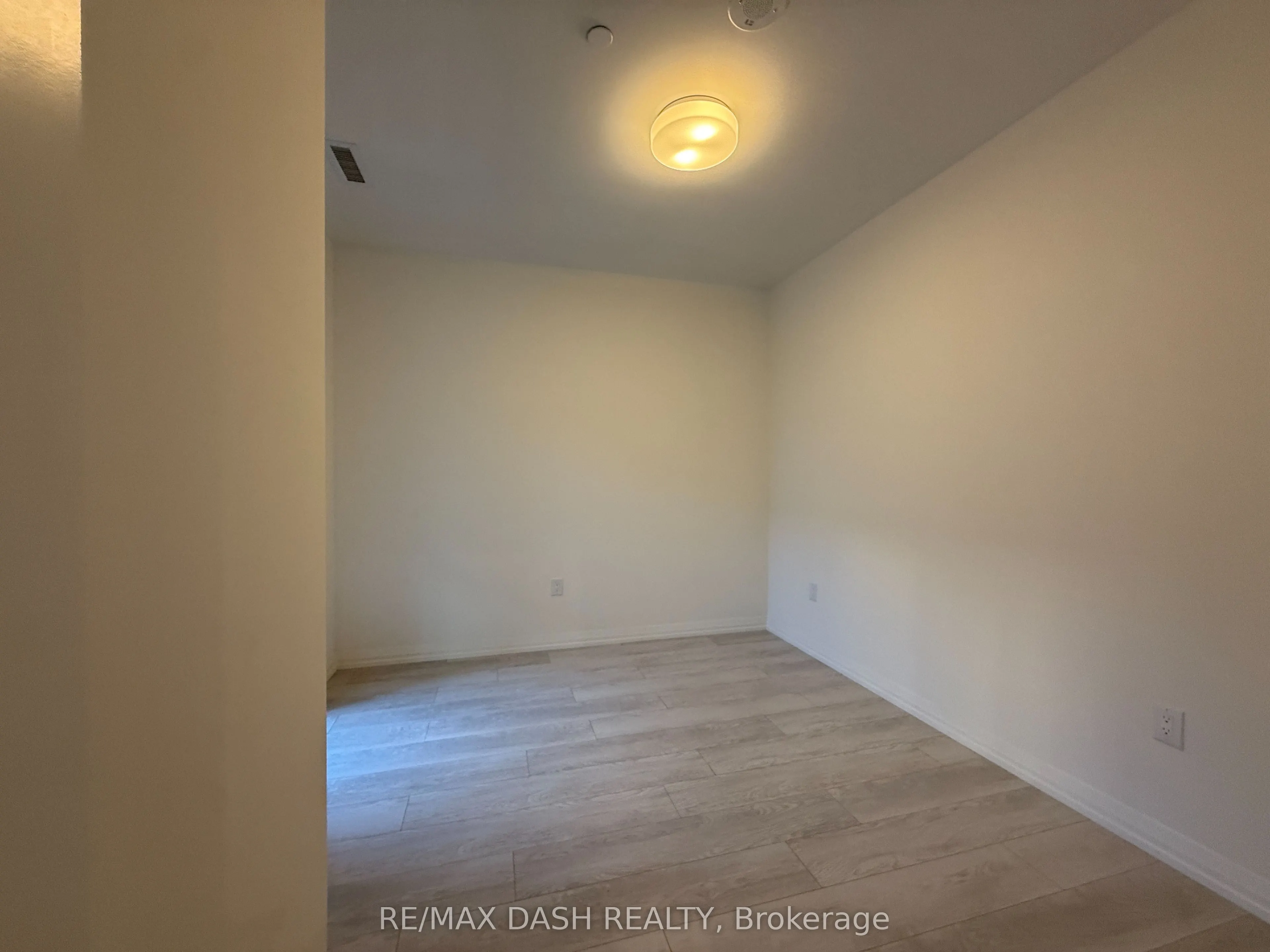 280 Dundas Street W #414
