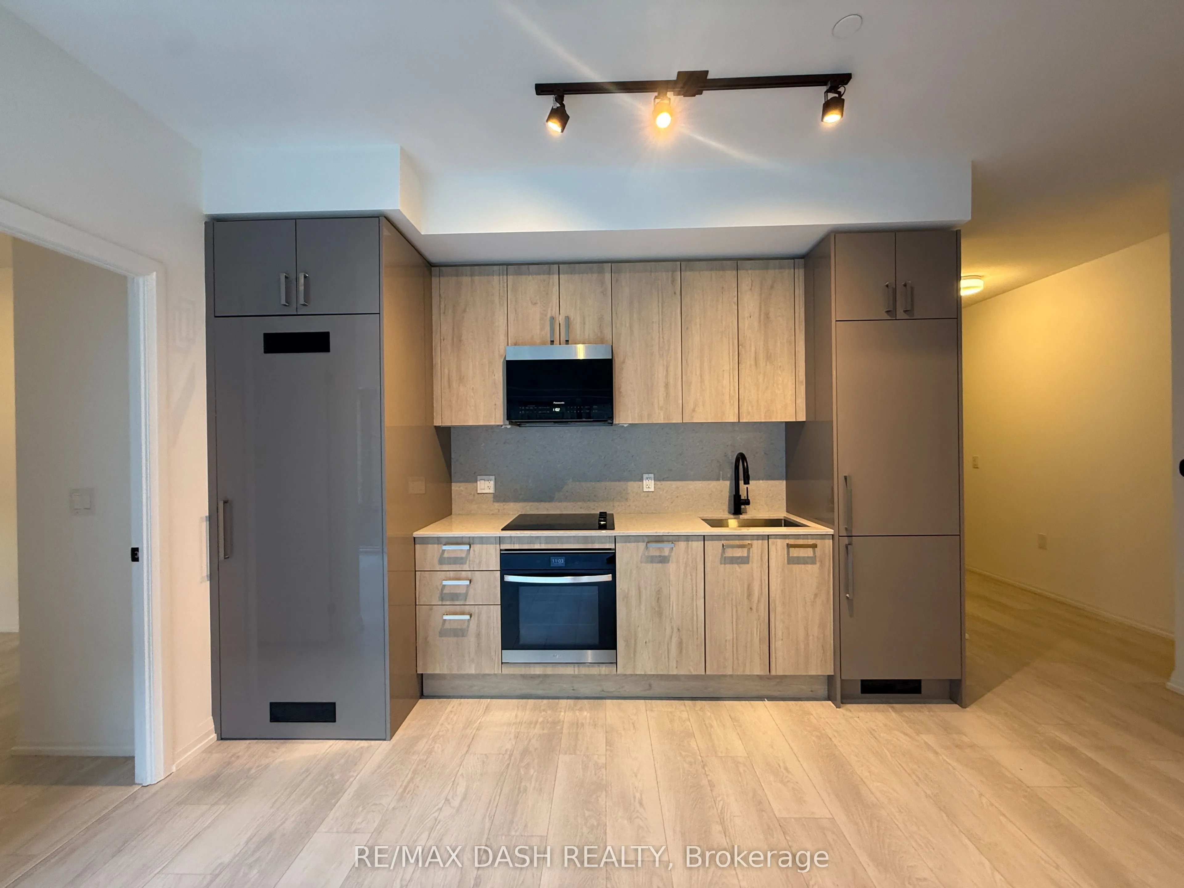 280 Dundas Street W #414
