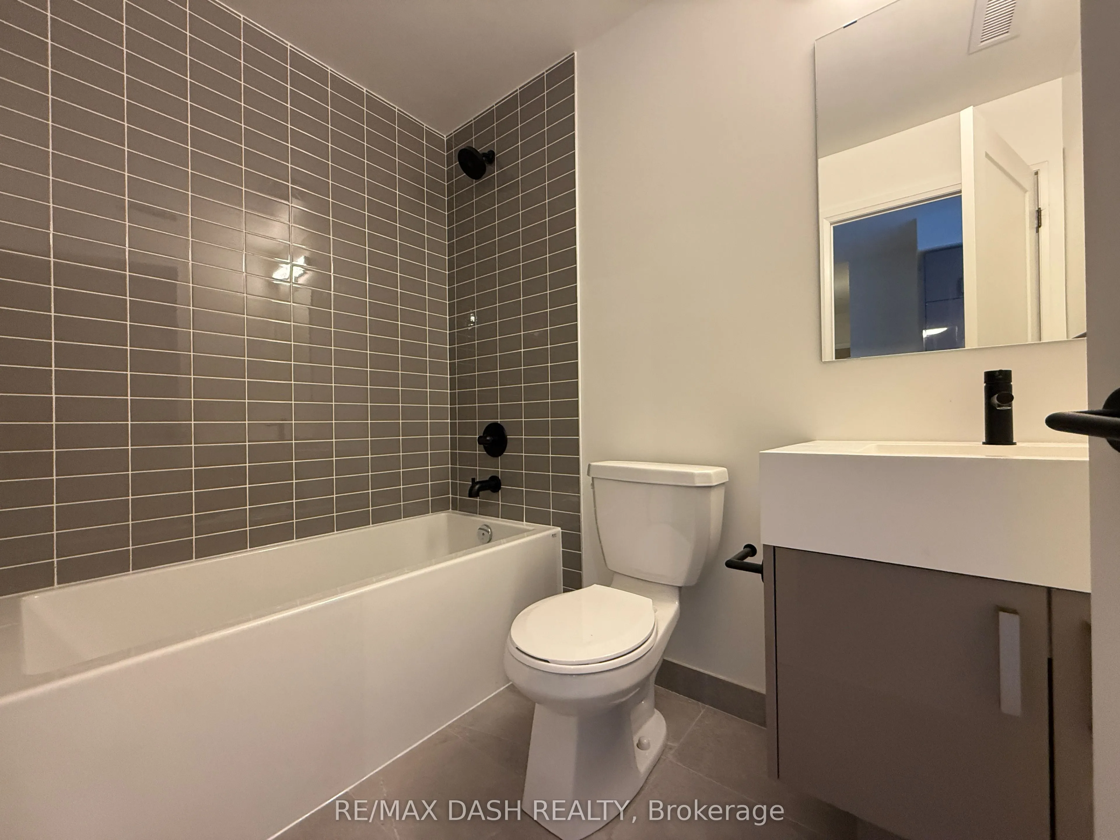 280 Dundas Street W #414