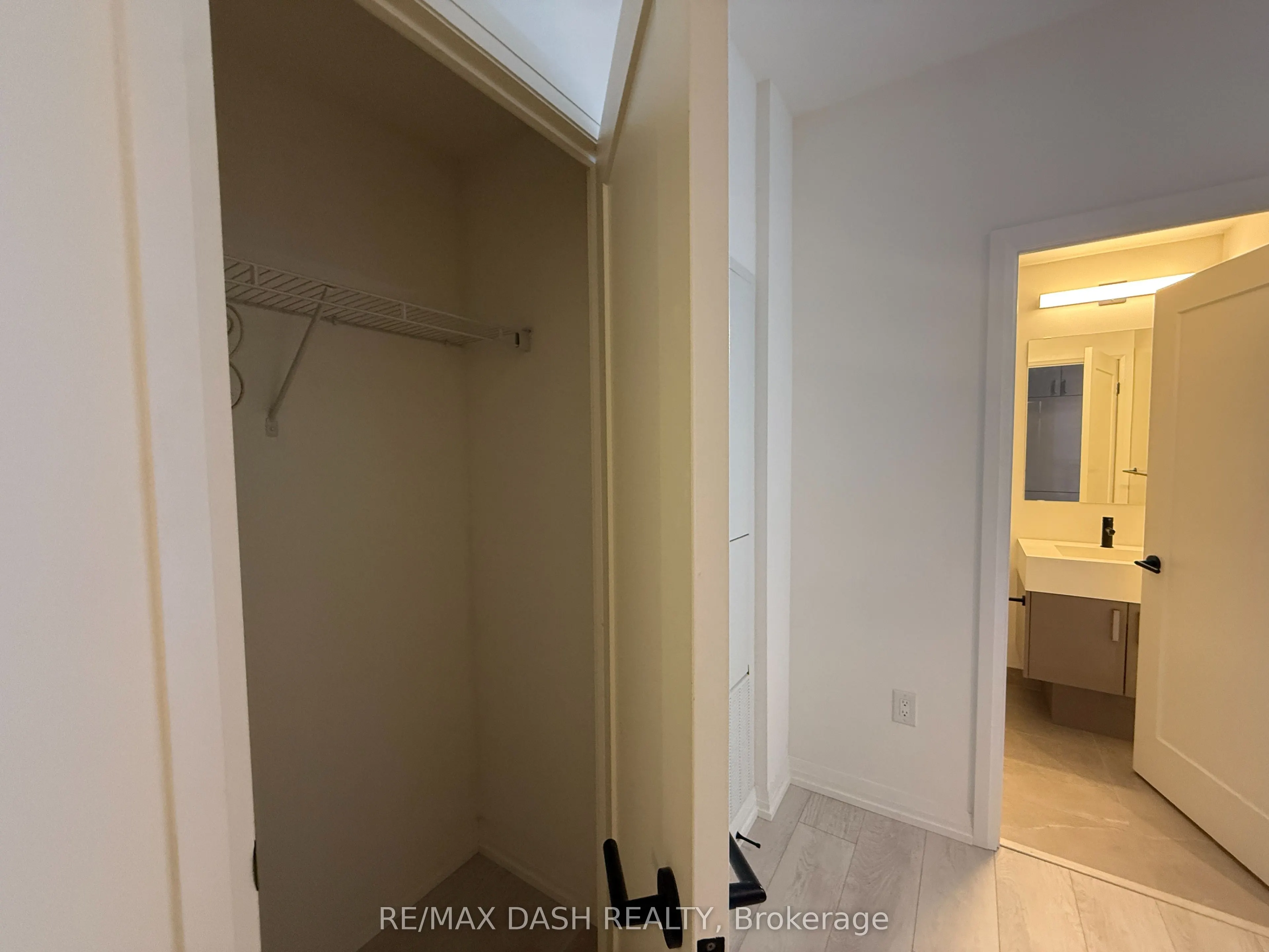 280 Dundas Street W #414