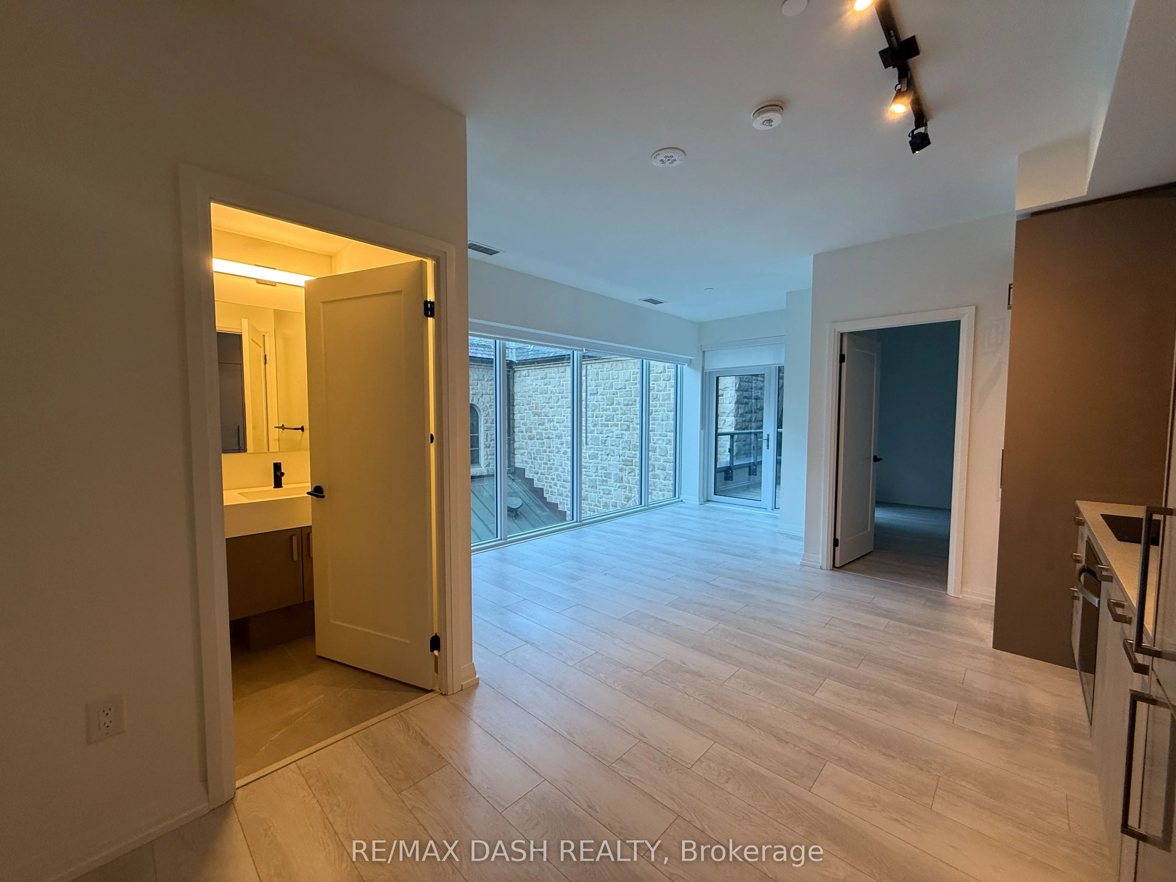 280 Dundas Street W #414