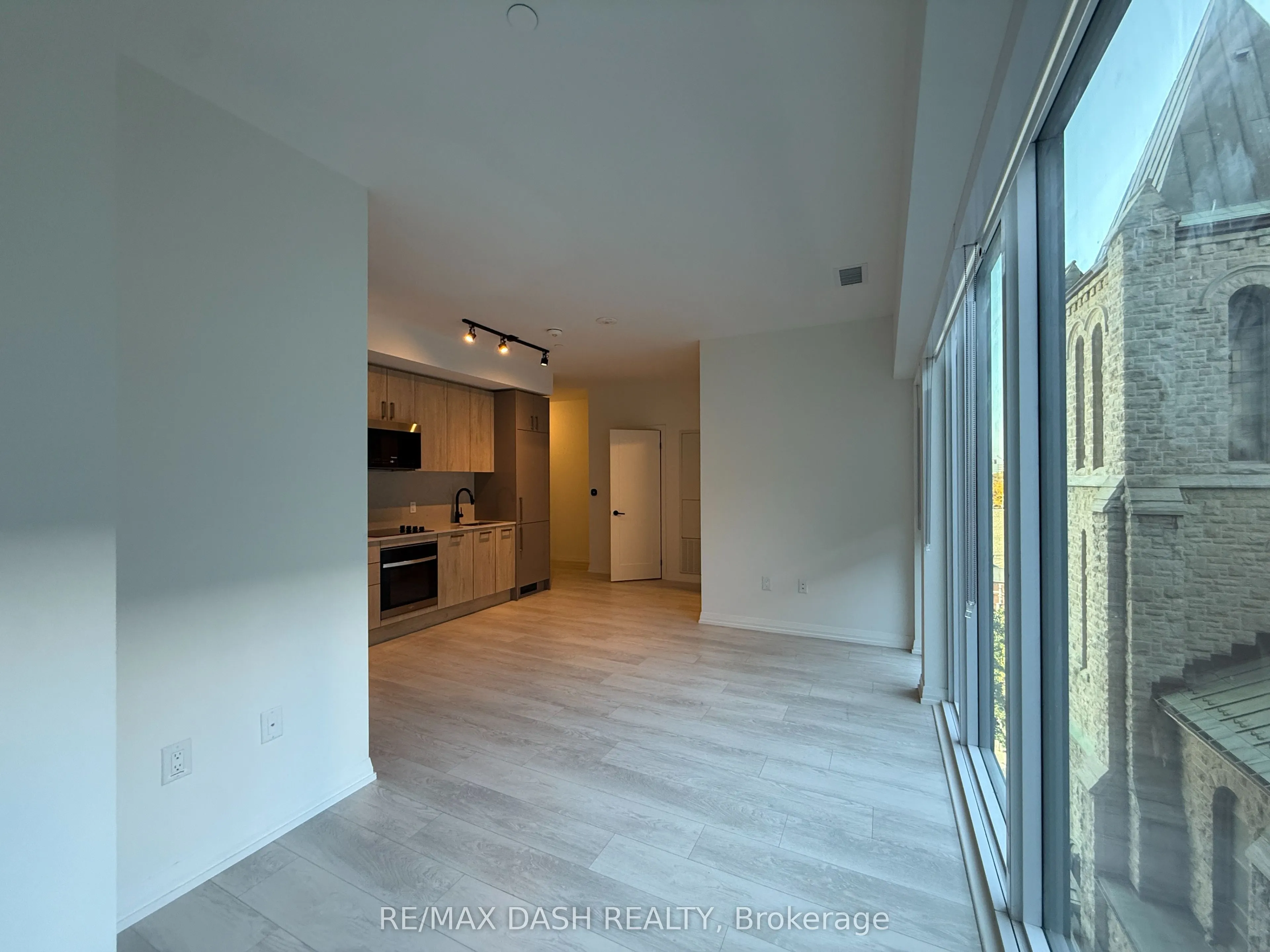 280 Dundas Street W #414