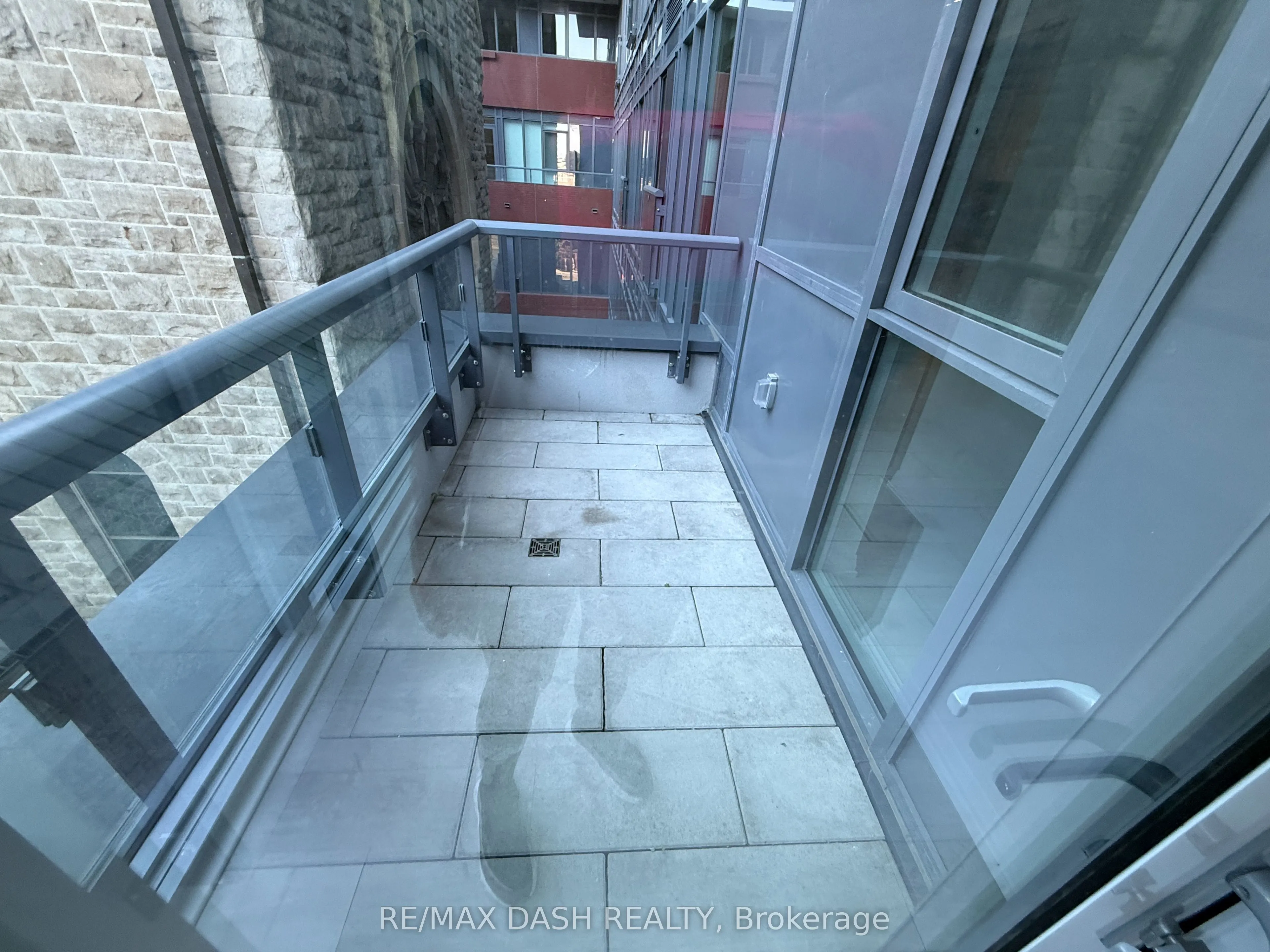 280 Dundas Street W #414