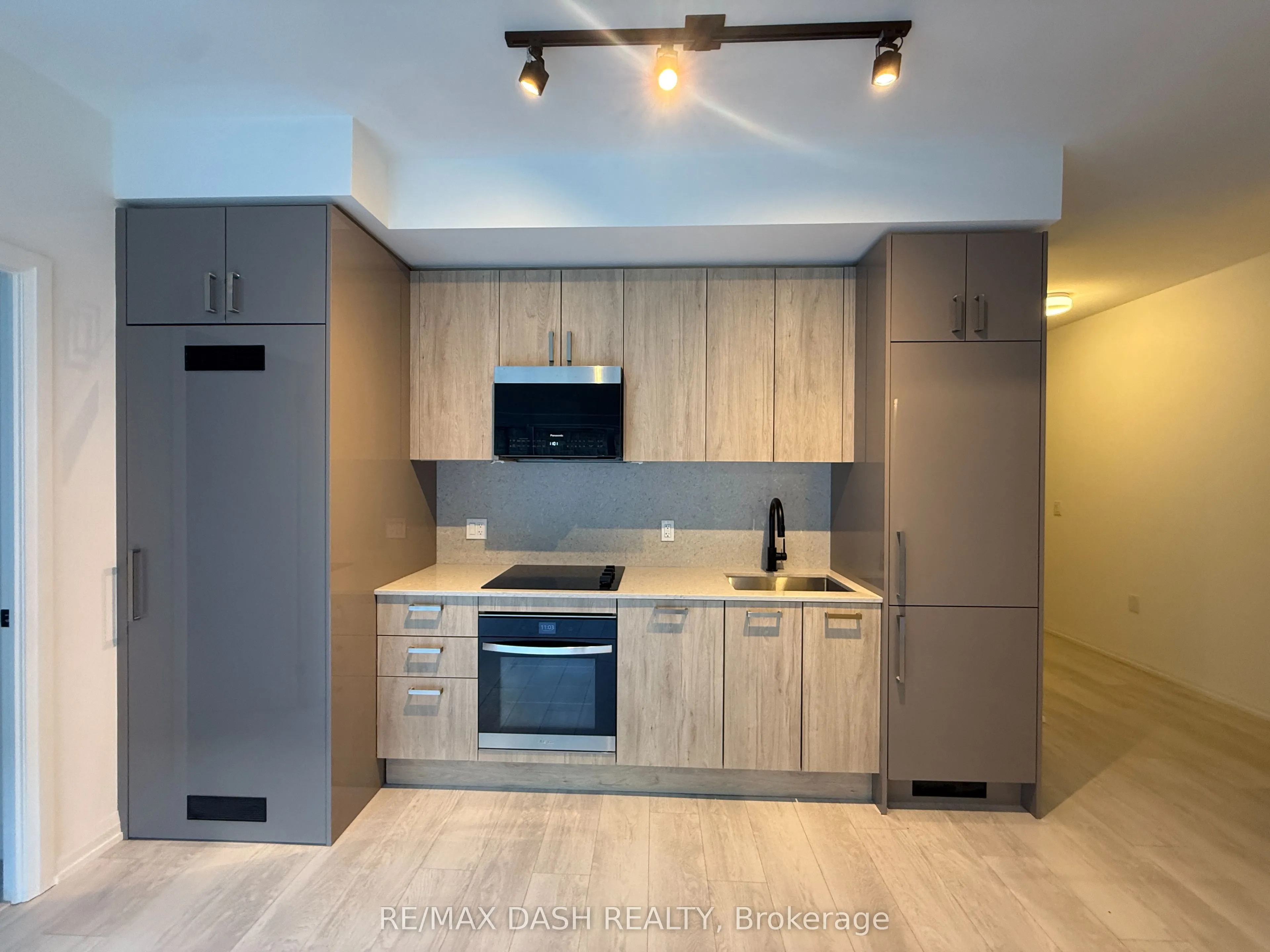 280 Dundas Street W #414