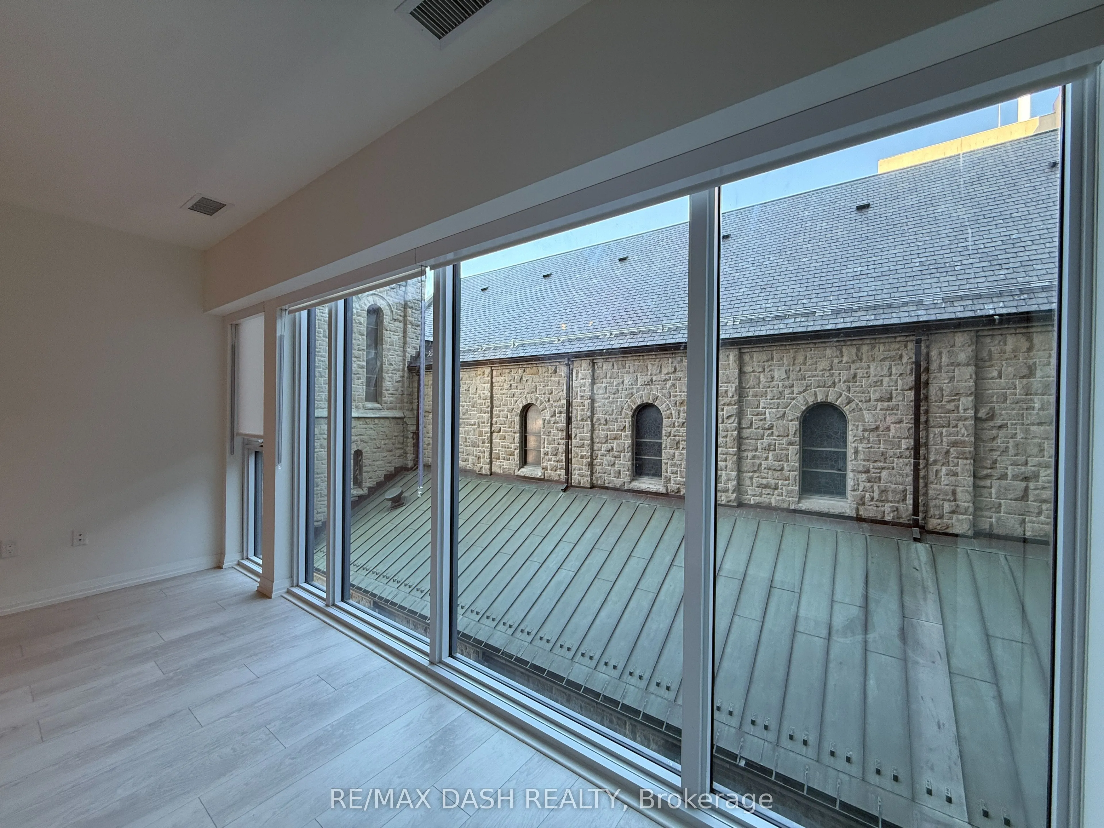 280 Dundas Street W #414