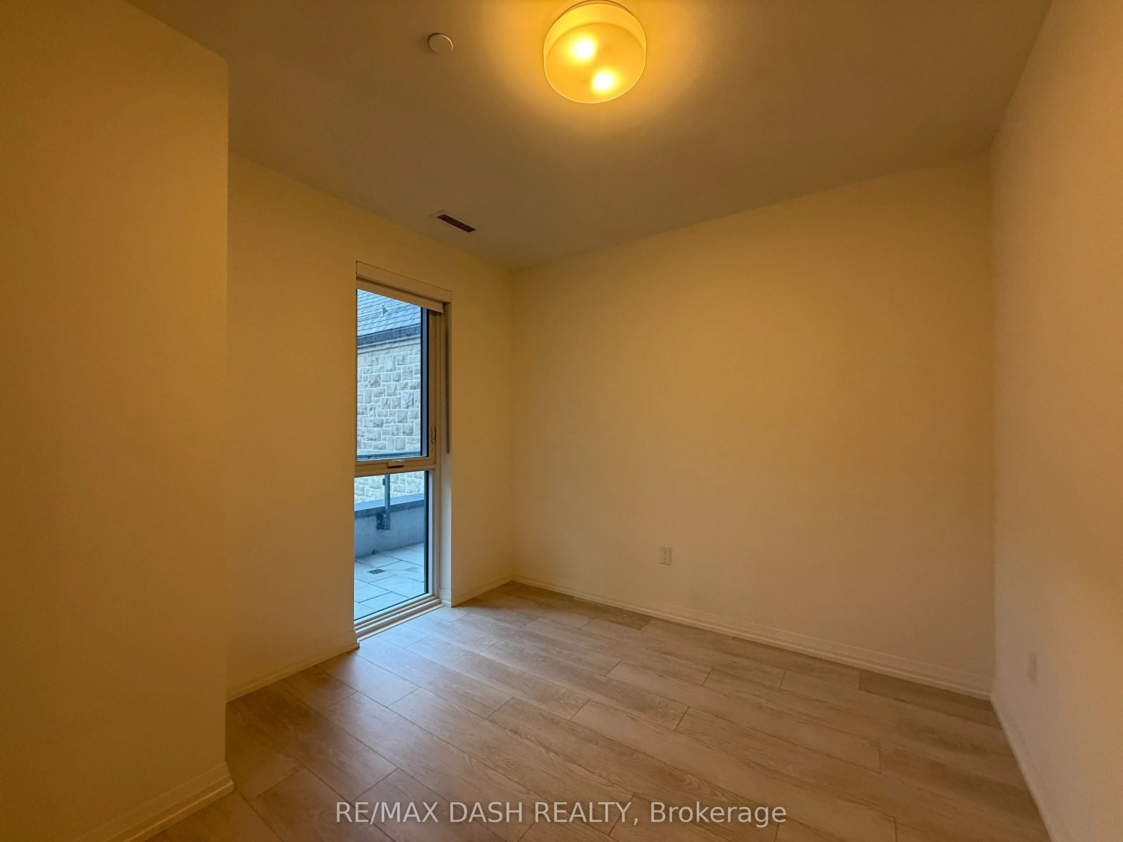 280 Dundas Street W #414
