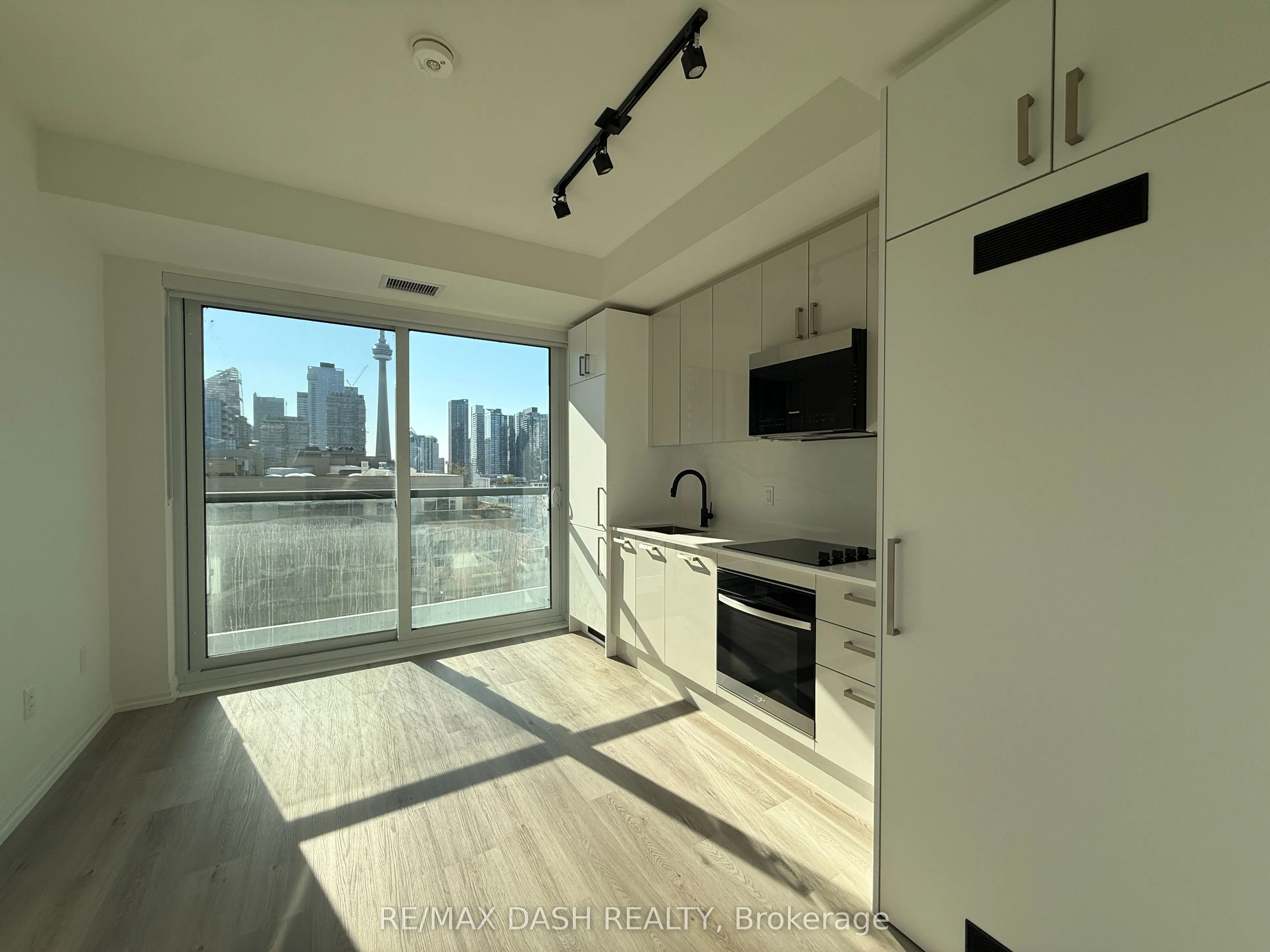 280 Dundas Street W #1406