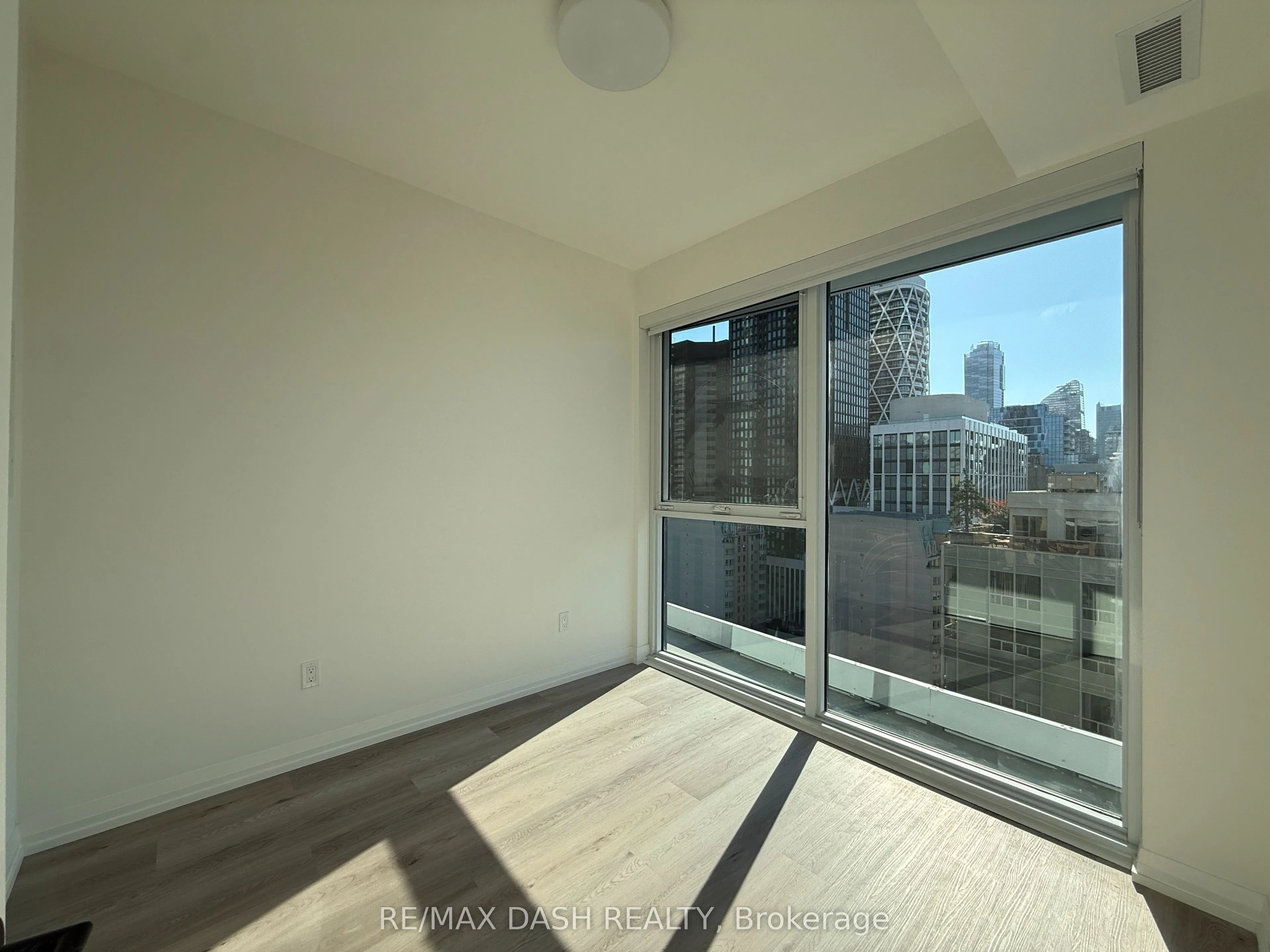 280 Dundas Street W #1406