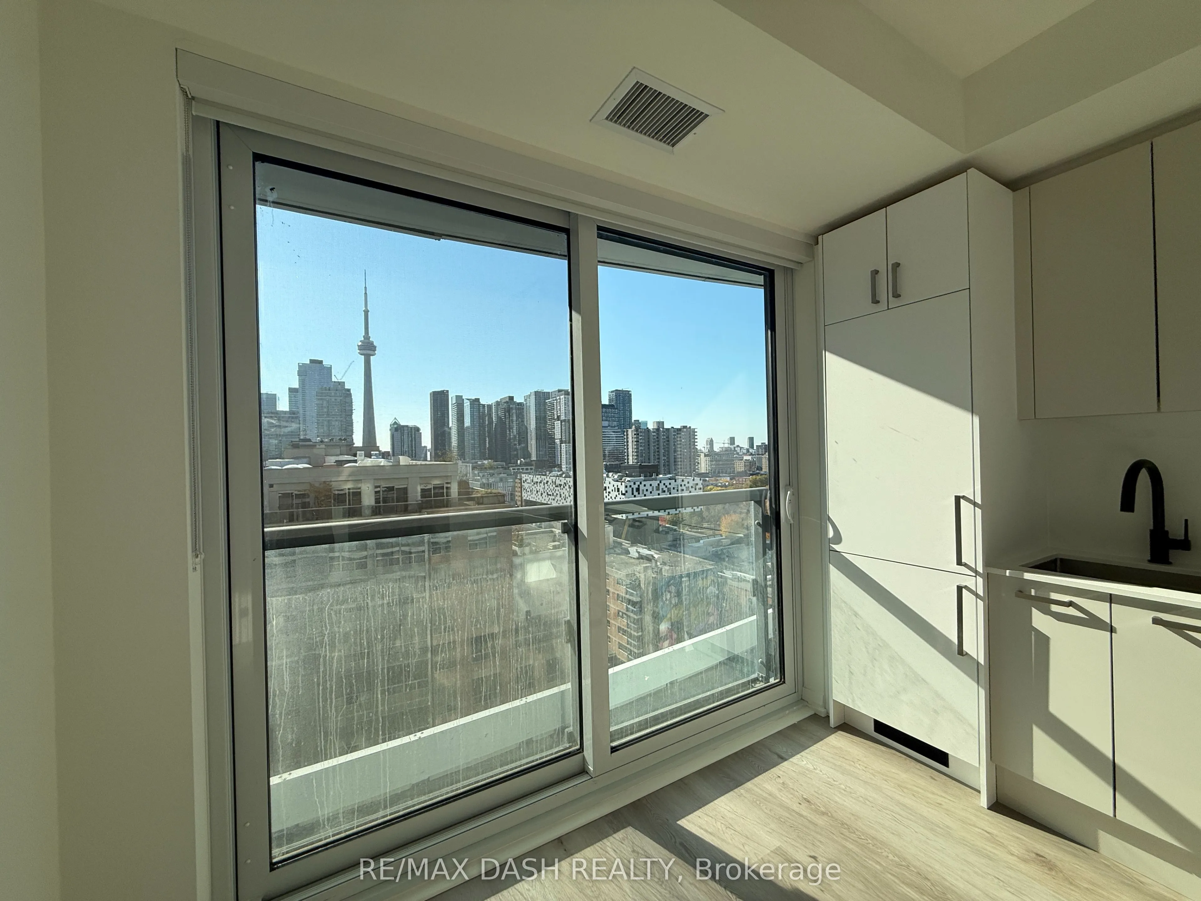 280 Dundas Street W #1406