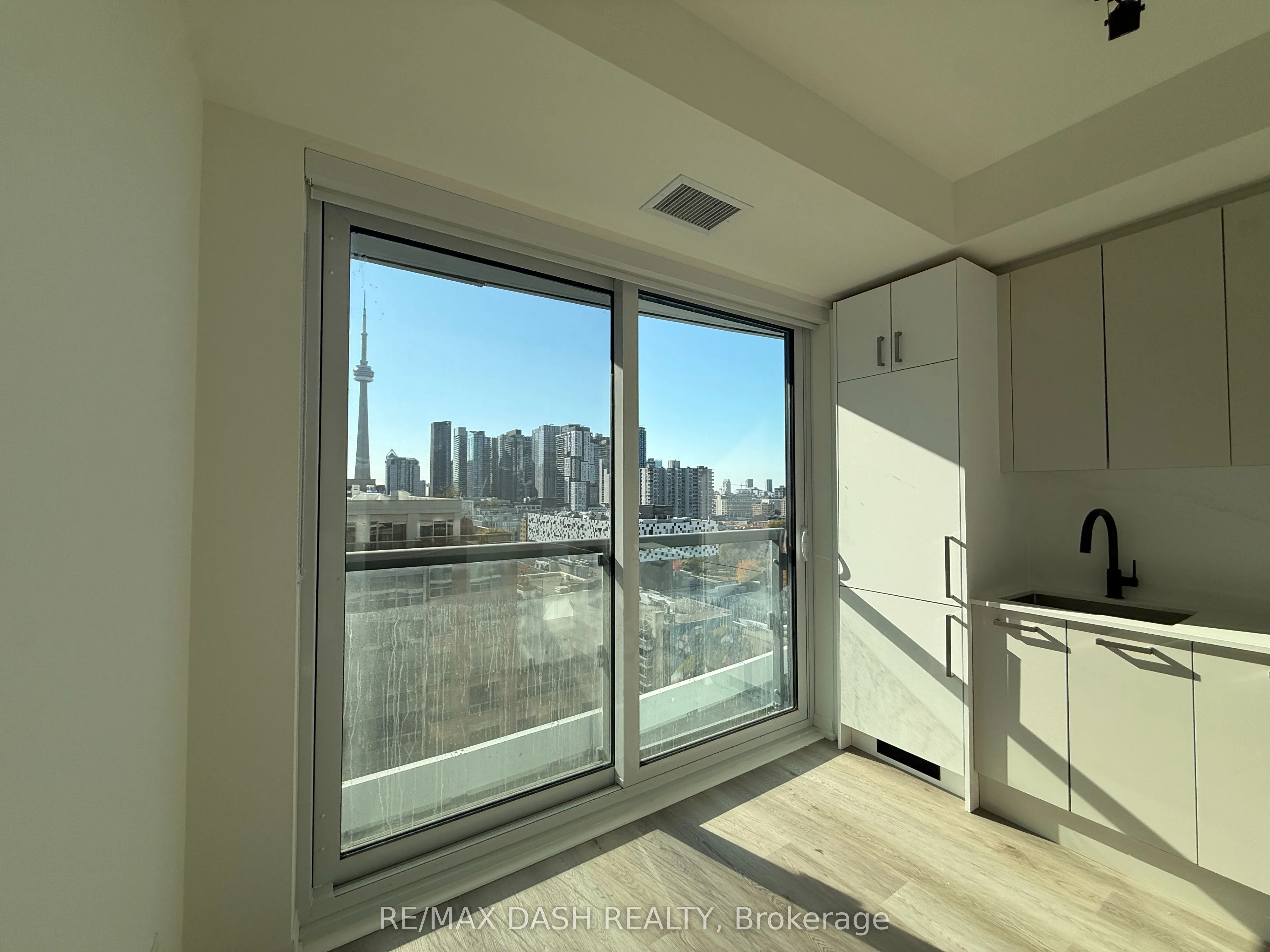 280 Dundas Street W #1406