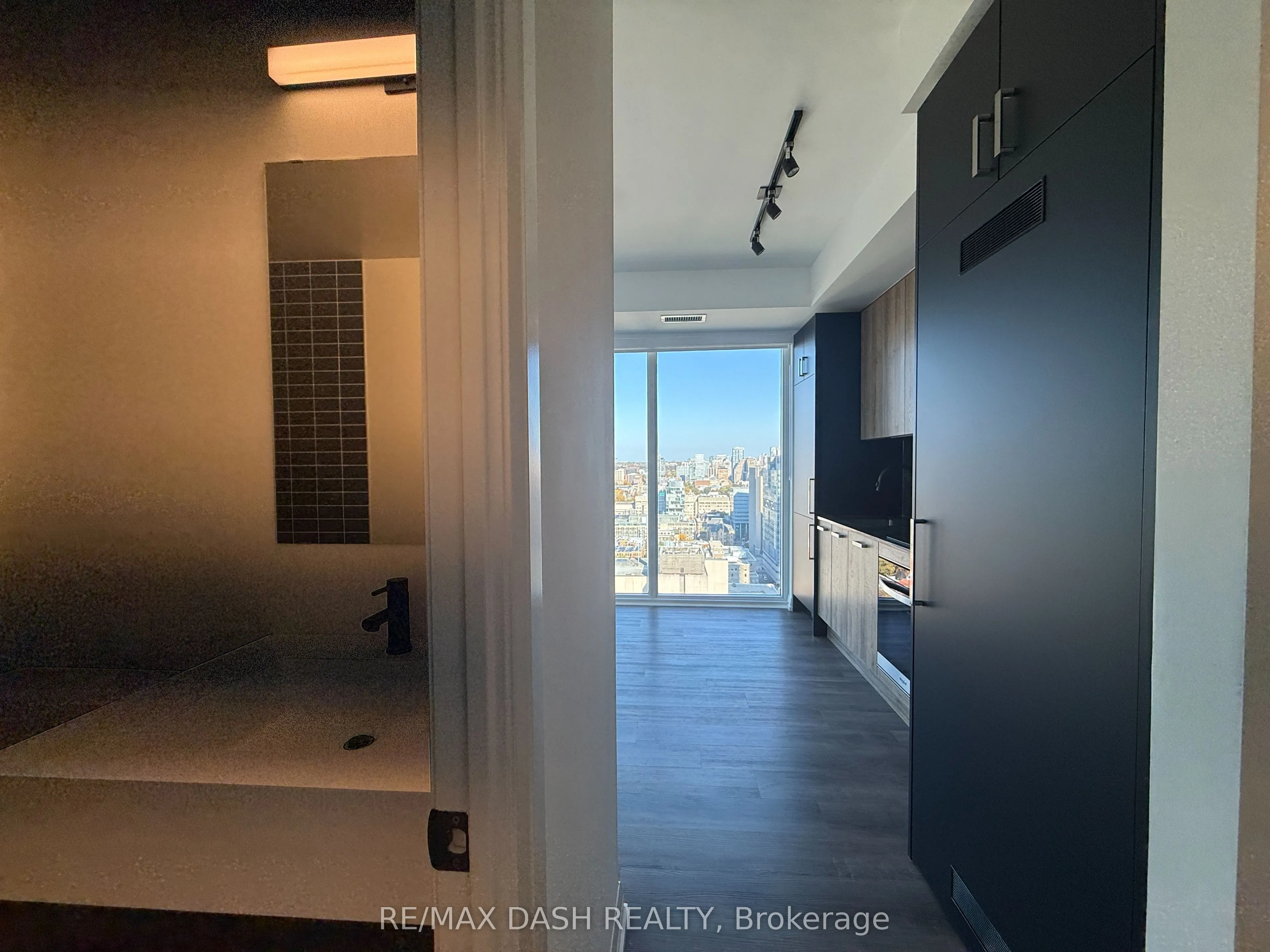 280 Dundas Street W #3002
