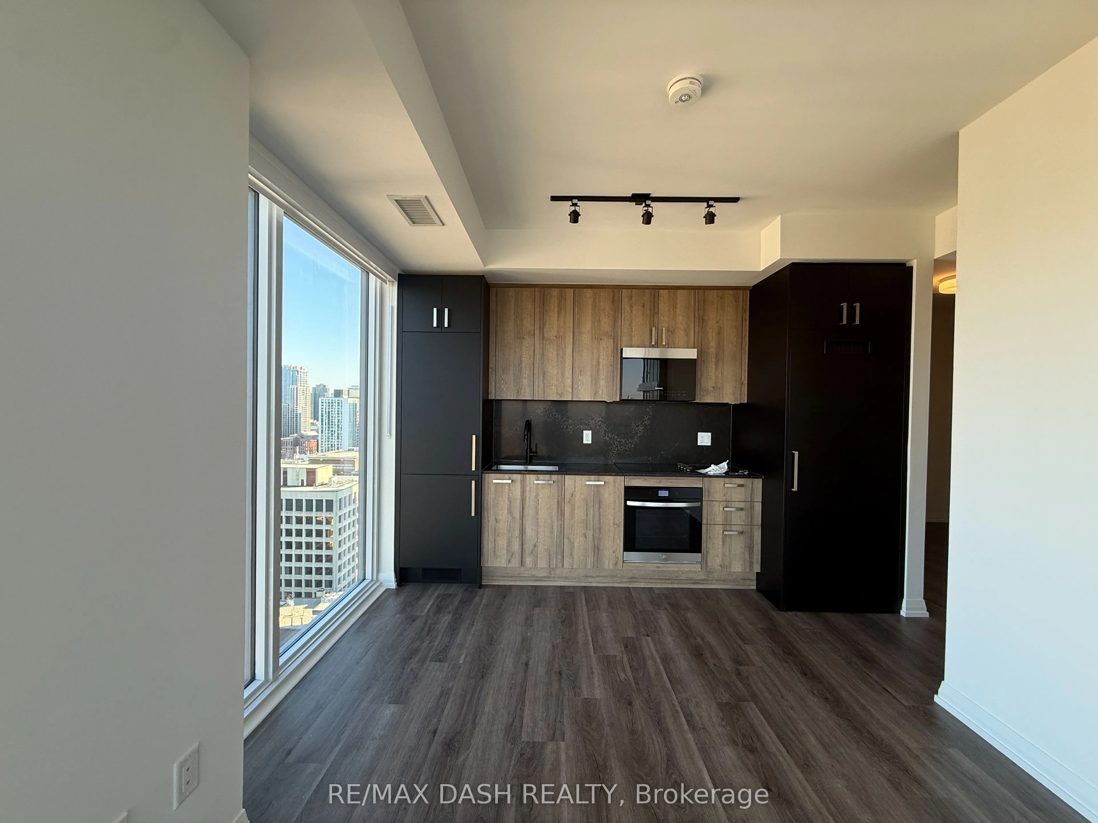280 Dundas Street W #3002