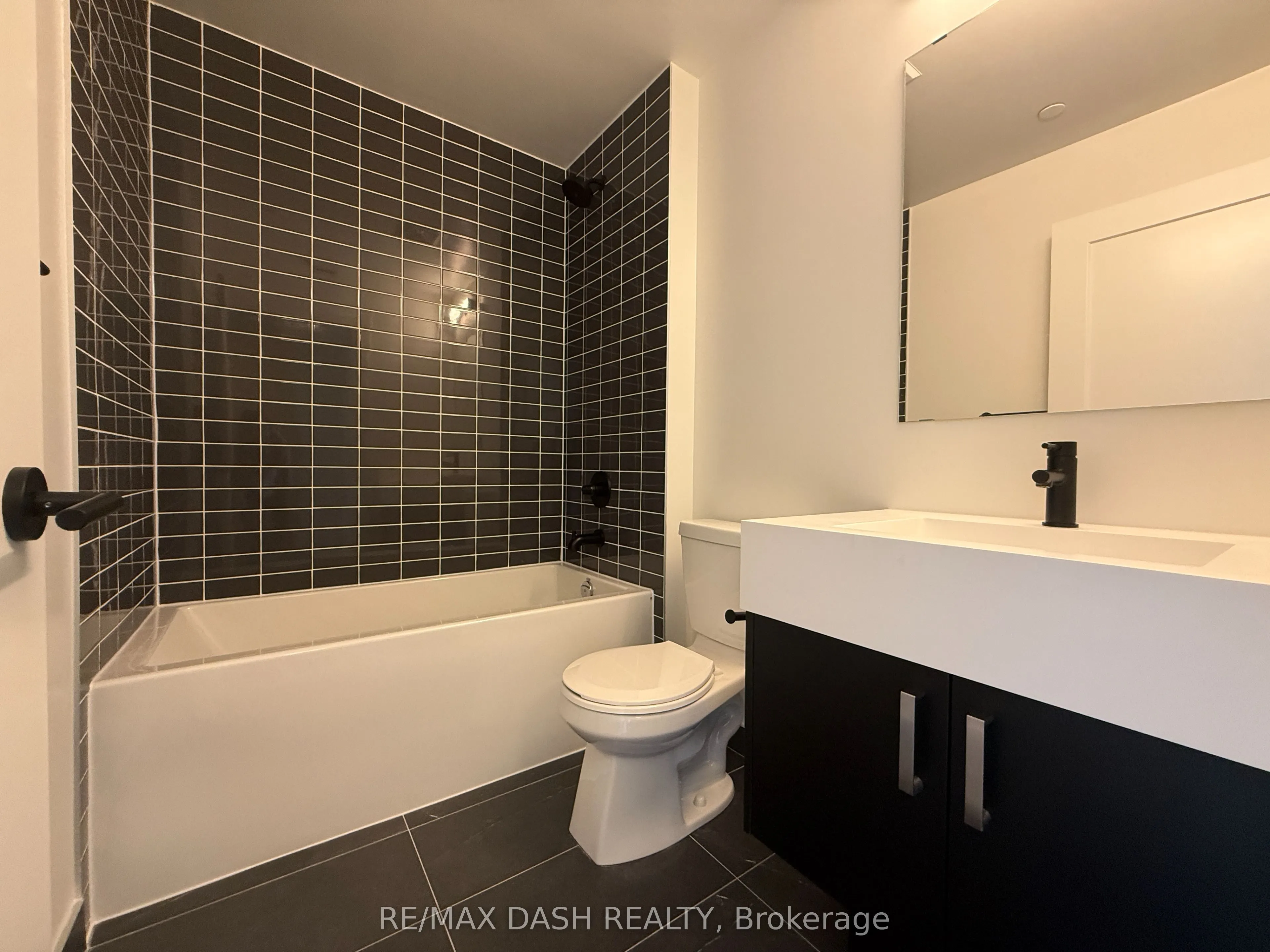 280 Dundas Street W #3002