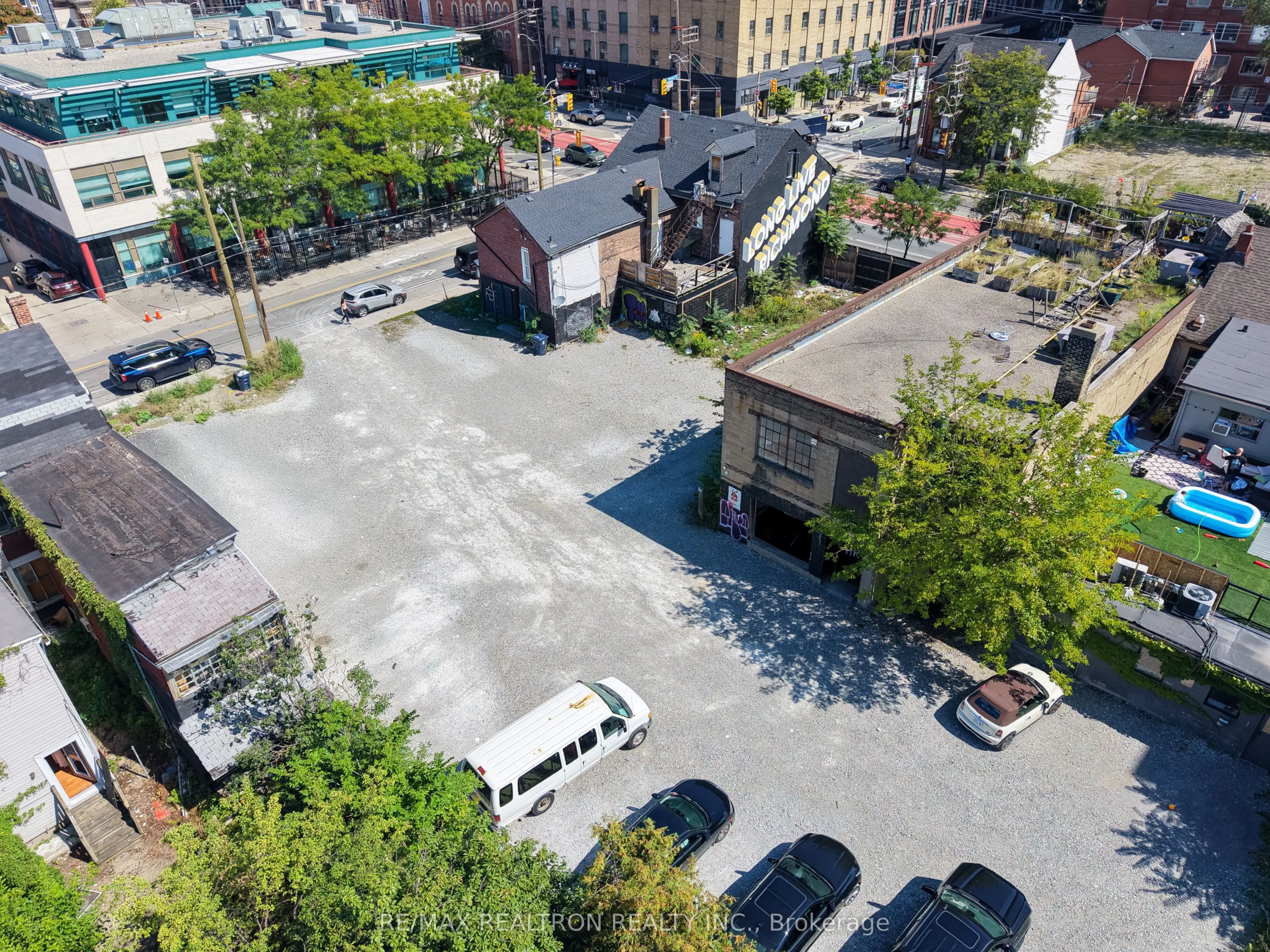 631 Richmond Street W