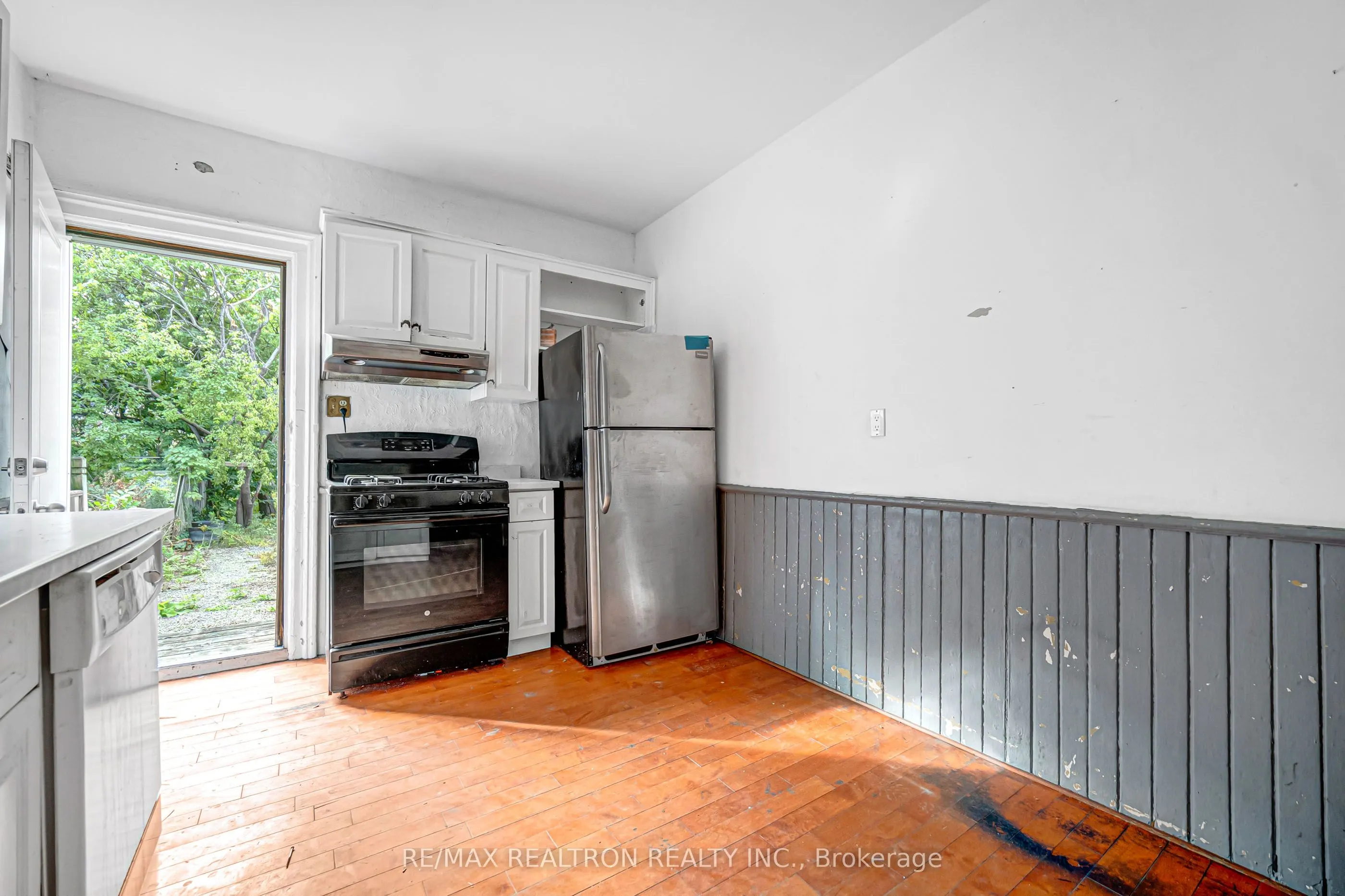 631 Richmond Street W